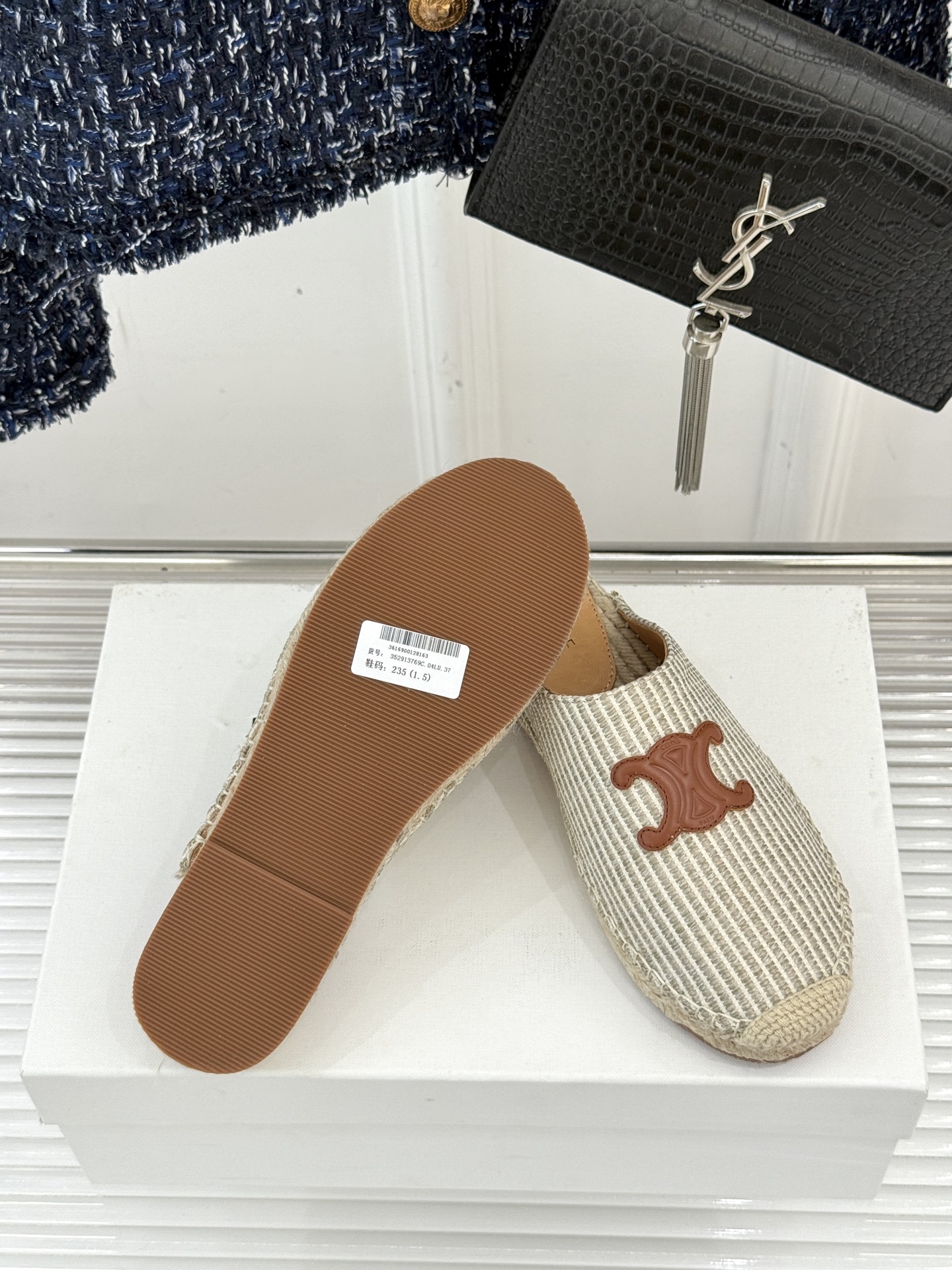 
Celine/赛琳经典凯旋门渔夫半拖
一脚蹬入CELINE的慵懒美学！
这款渔夫鞋以极简廓形打破常规
