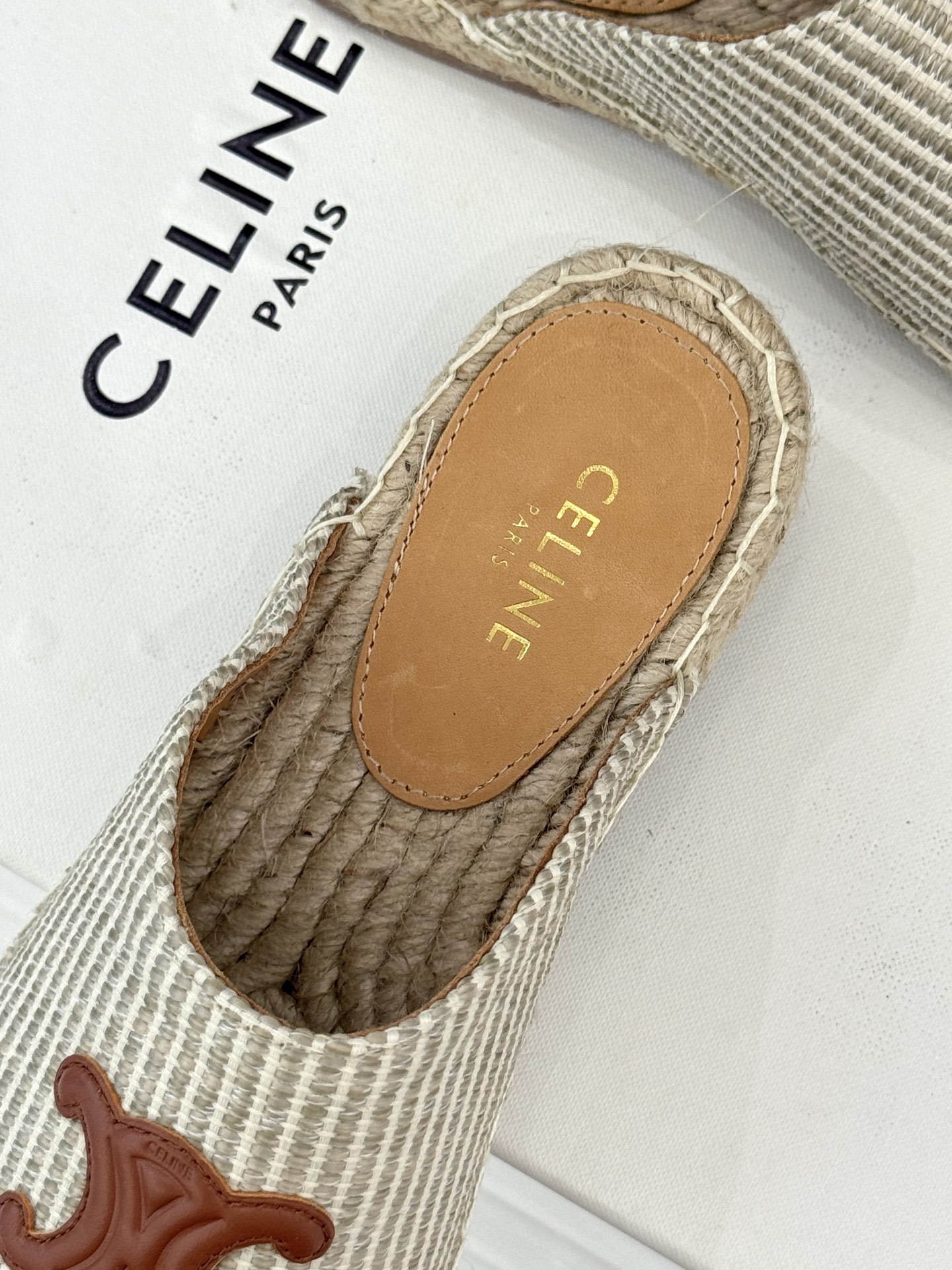 
Celine/赛琳经典凯旋门渔夫半拖
一脚蹬入CELINE的慵懒美学！
这款渔夫鞋以极简廓形打破常规
