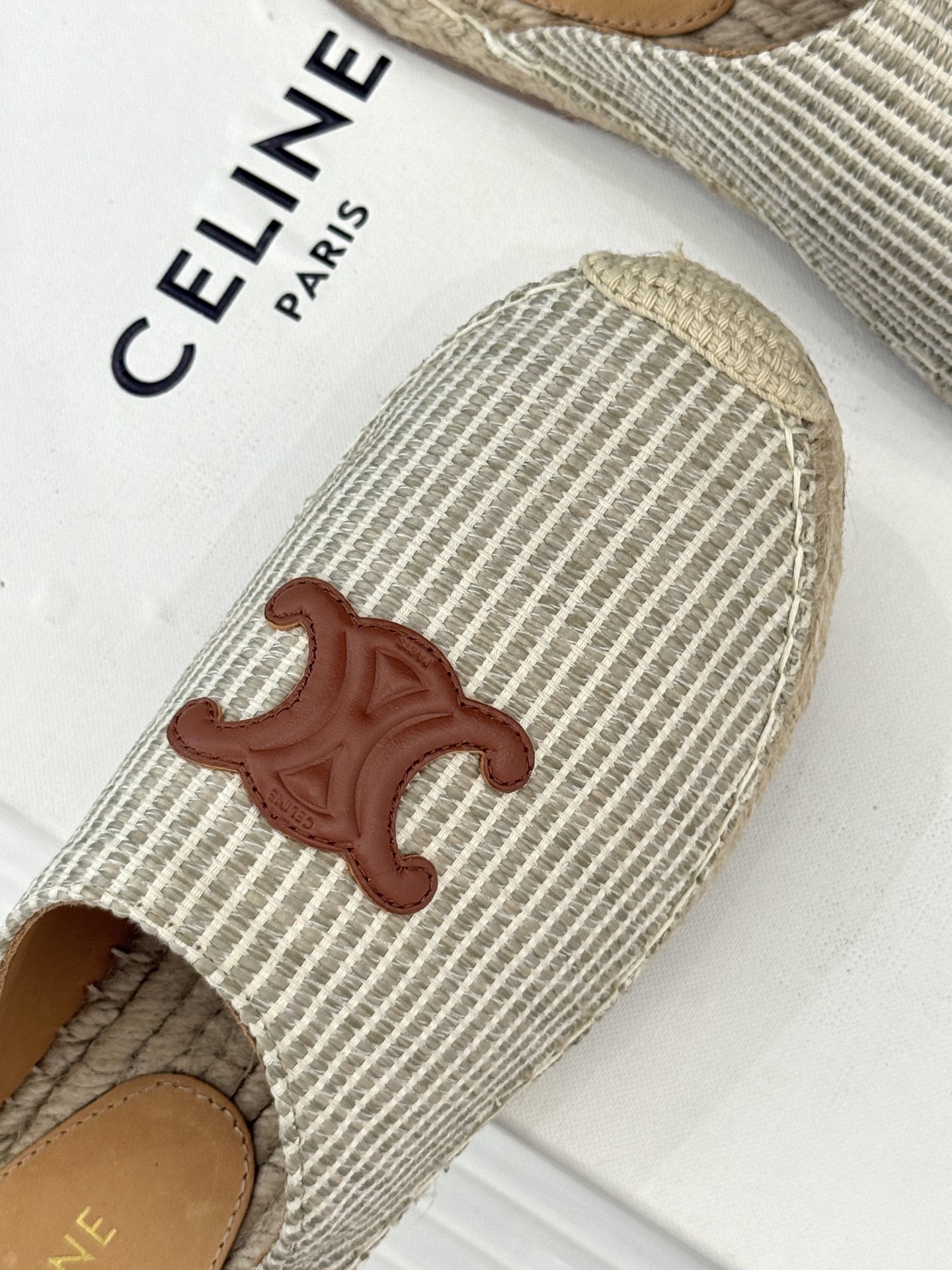 
Celine/赛琳经典凯旋门渔夫半拖
一脚蹬入CELINE的慵懒美学！
这款渔夫鞋以极简廓形打破常规
