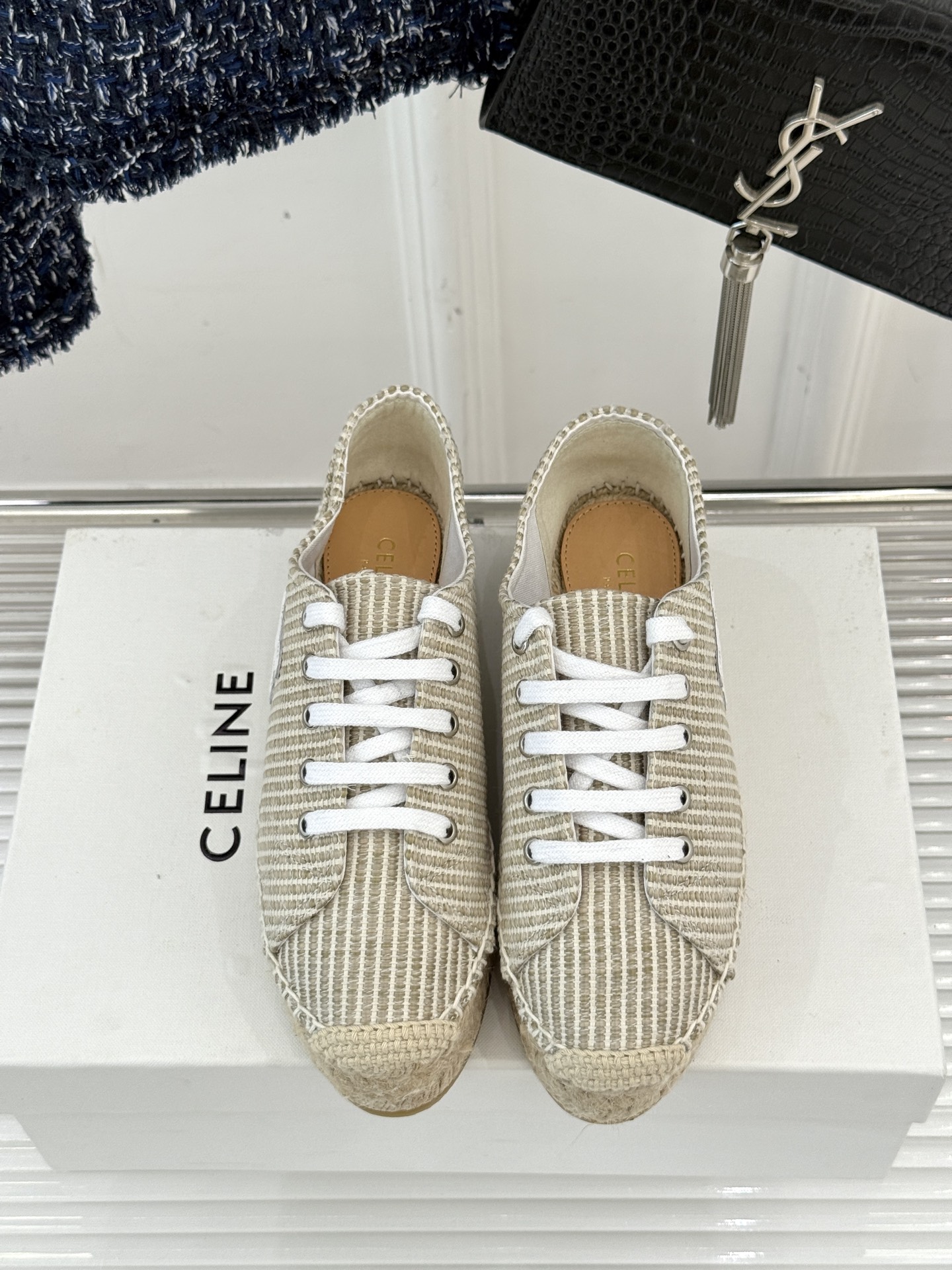 
Celine/赛琳经典凯旋门渔夫鞋
一脚蹬入CELINE的慵懒美学！
这款渔夫鞋以极简廓形打破常规
经
