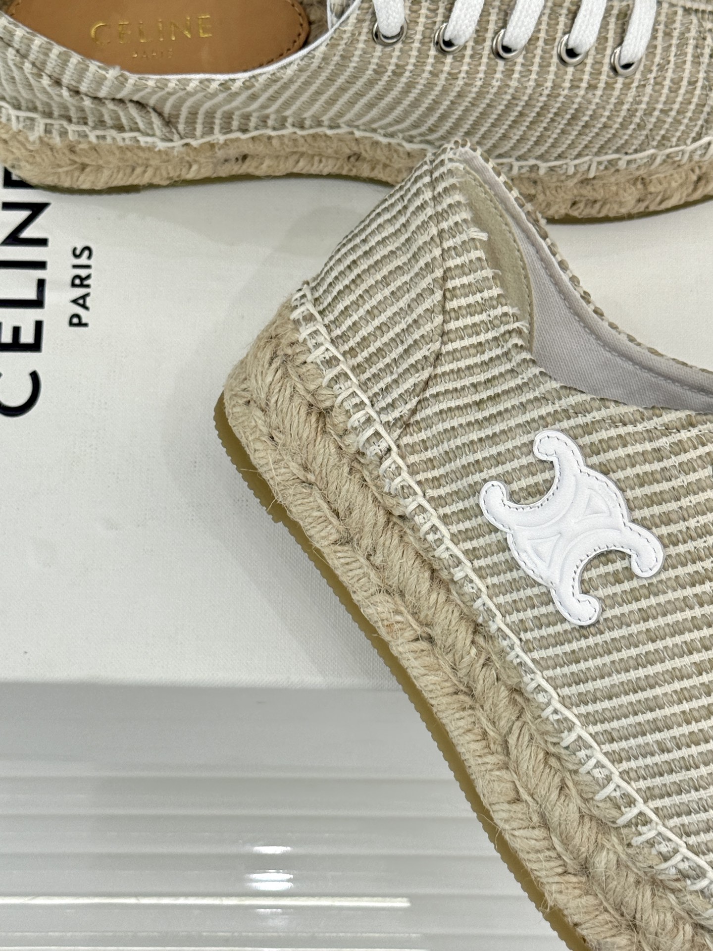 
Celine/赛琳经典凯旋门渔夫鞋
一脚蹬入CELINE的慵懒美学！
这款渔夫鞋以极简廓形打破常规
经