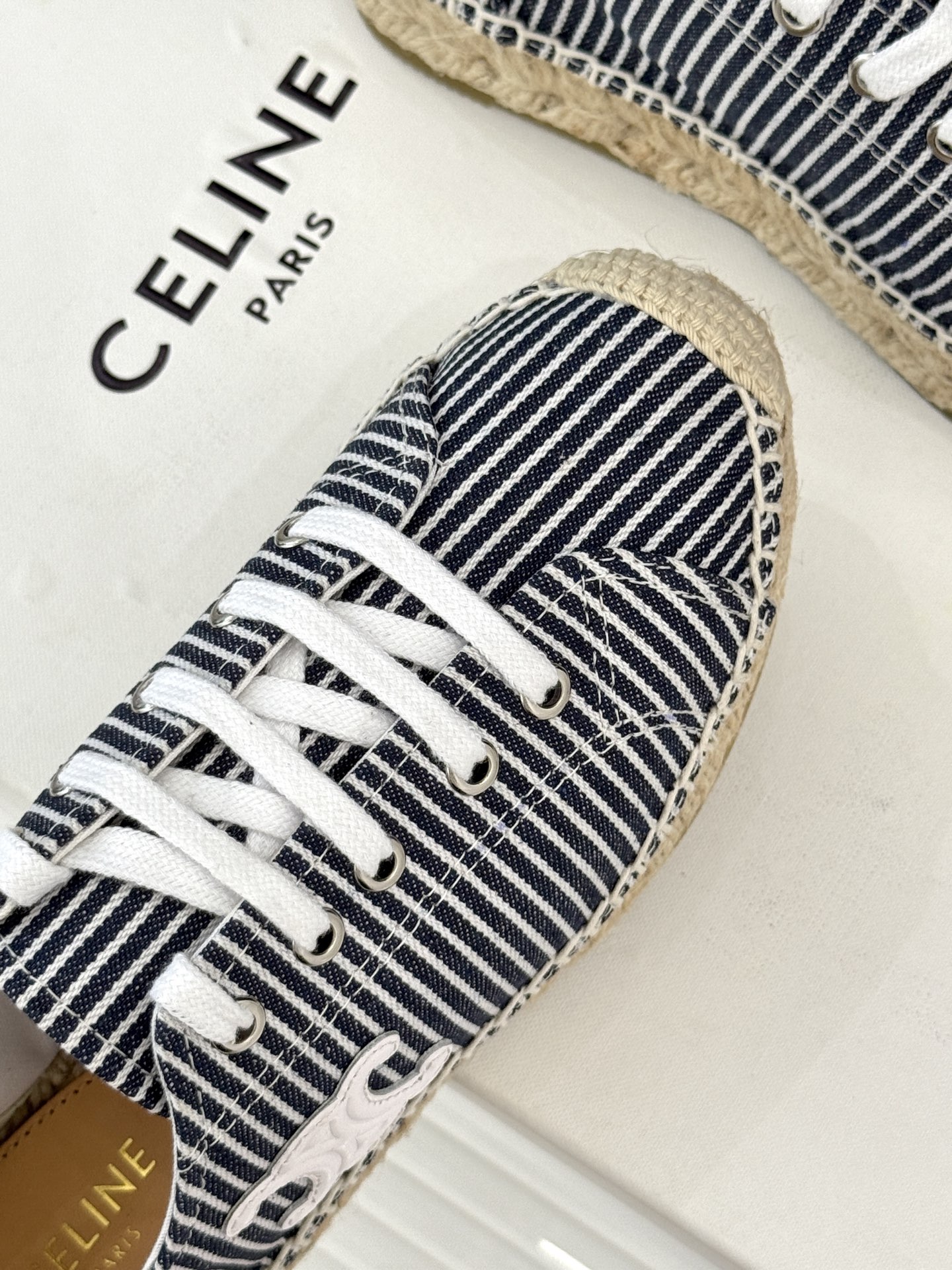 
Celine/赛琳经典凯旋门渔夫鞋
一脚蹬入CELINE的慵懒美学！
这款渔夫鞋以极简廓形打破常规
经