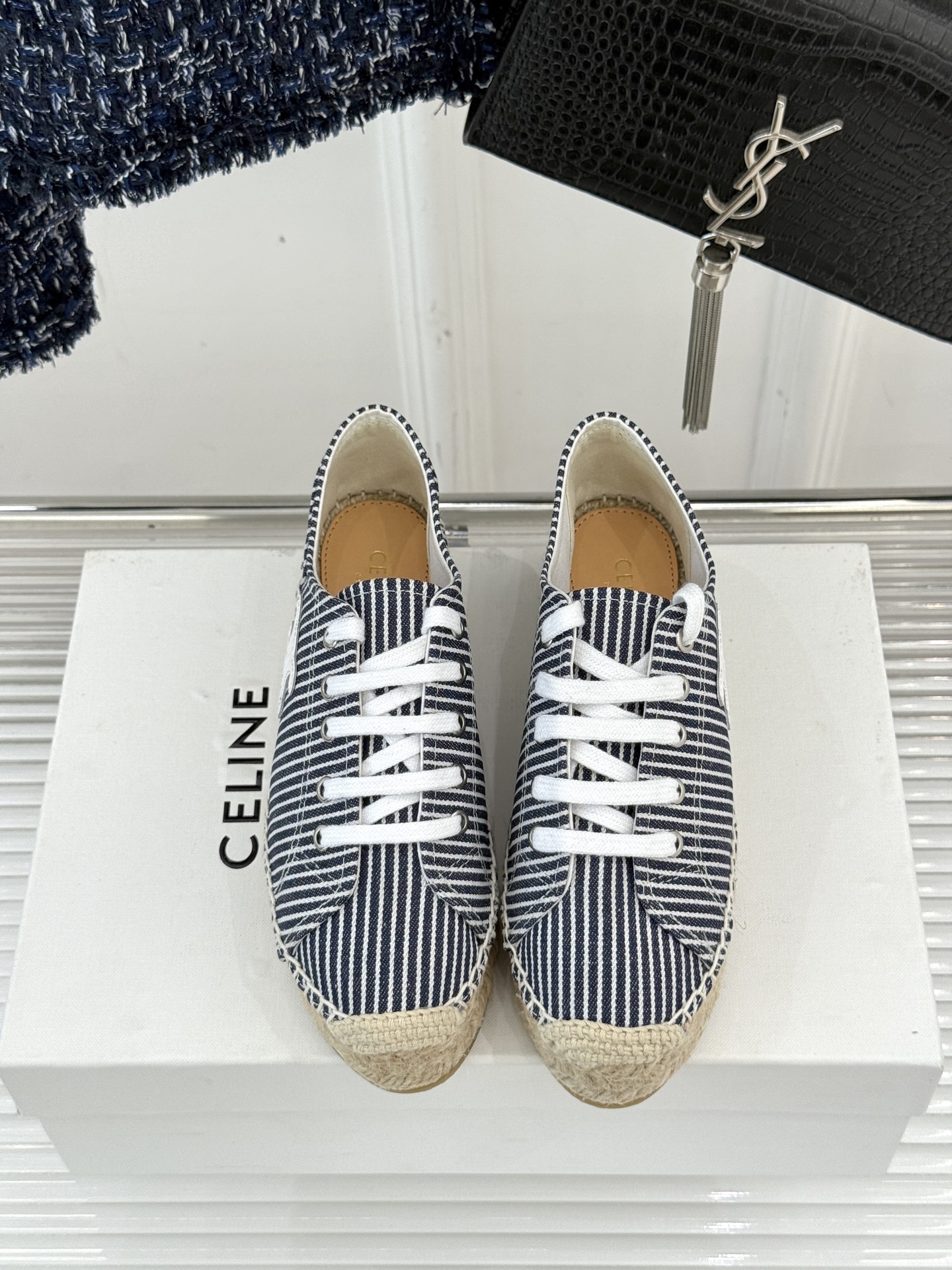 
Celine/赛琳经典凯旋门渔夫鞋
一脚蹬入CELINE的慵懒美学！
这款渔夫鞋以极简廓形打破常规
经