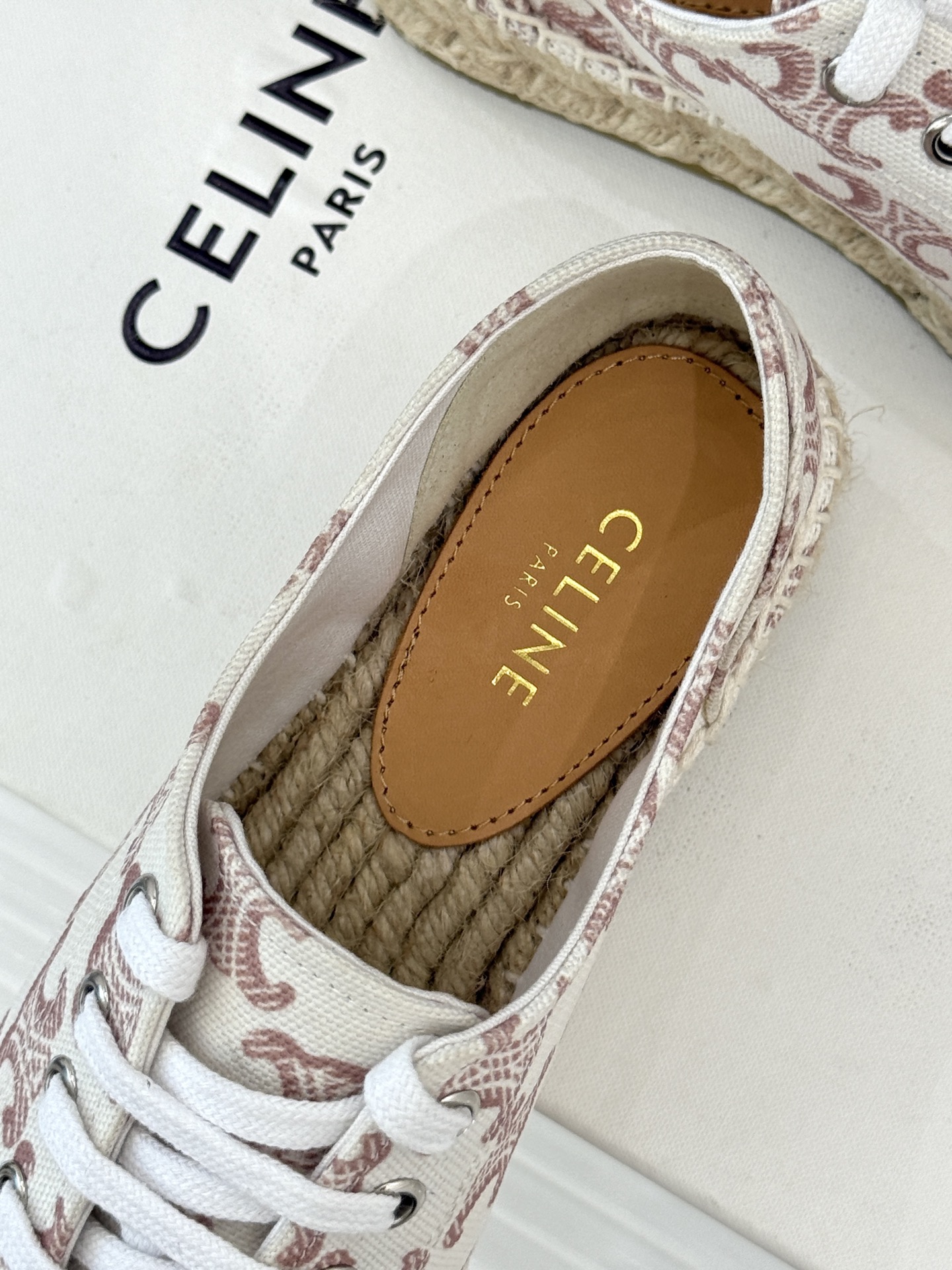 
Celine/赛琳经典凯旋门渔夫鞋
一脚蹬入CELINE的慵懒美学！
这款渔夫鞋以极简廓形打破常规
经
