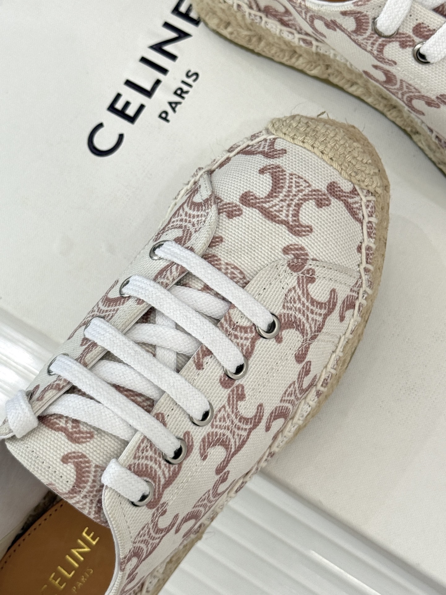 
Celine/赛琳经典凯旋门渔夫鞋
一脚蹬入CELINE的慵懒美学！
这款渔夫鞋以极简廓形打破常规
经