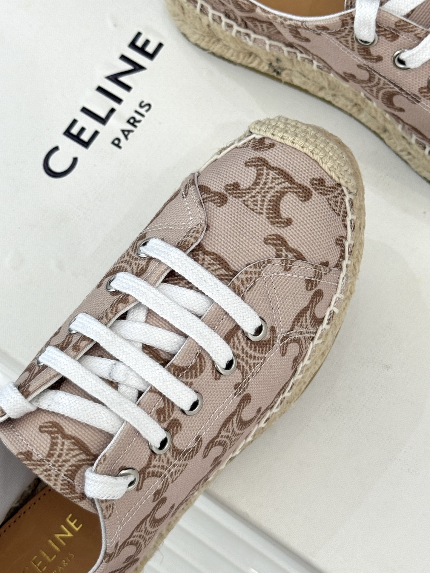 
Celine/赛琳经典凯旋门渔夫鞋
一脚蹬入CELINE的慵懒美学！
这款渔夫鞋以极简廓形打破常规
经