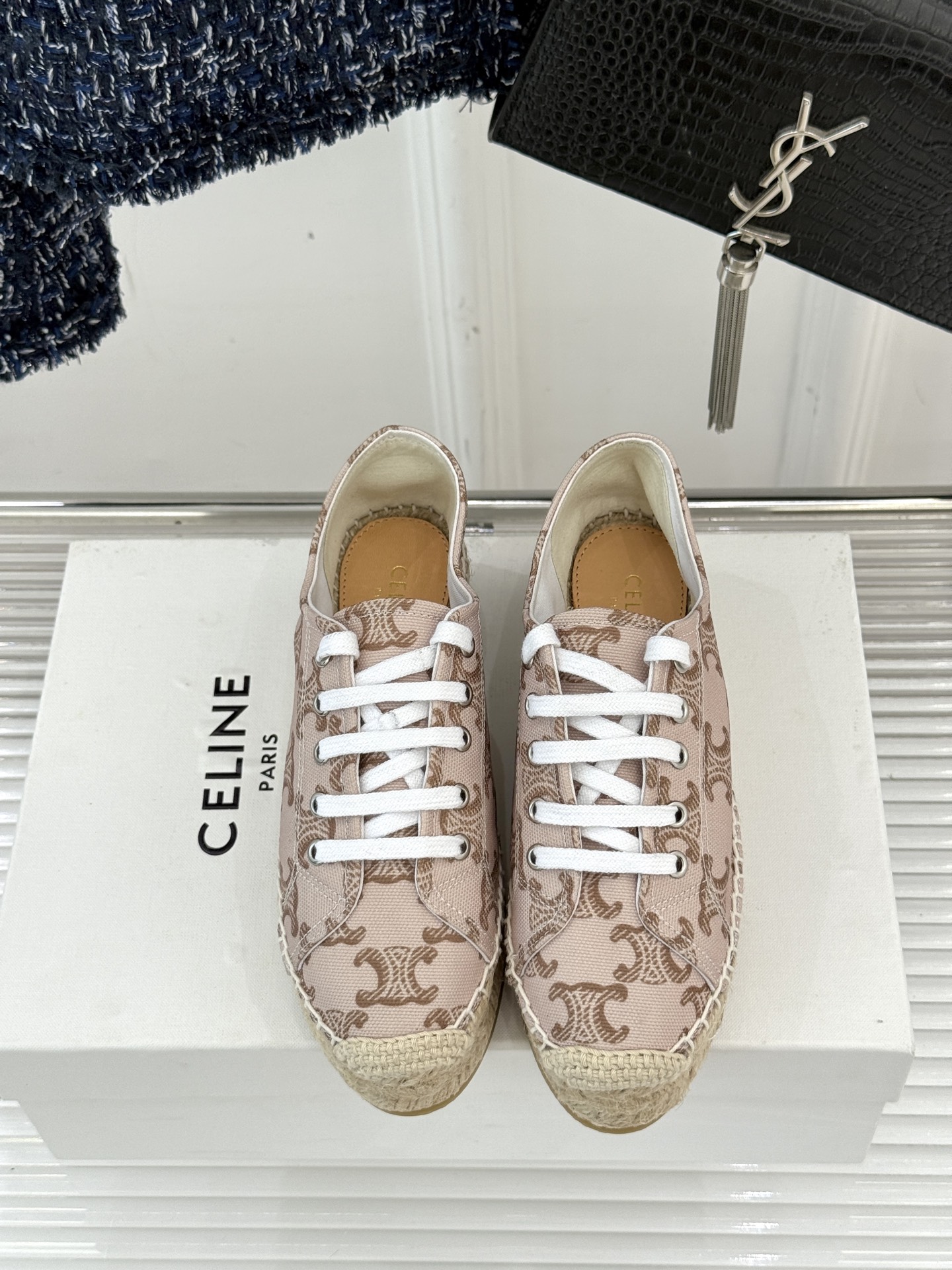 
Celine/赛琳经典凯旋门渔夫鞋
一脚蹬入CELINE的慵懒美学！
这款渔夫鞋以极简廓形打破常规
经