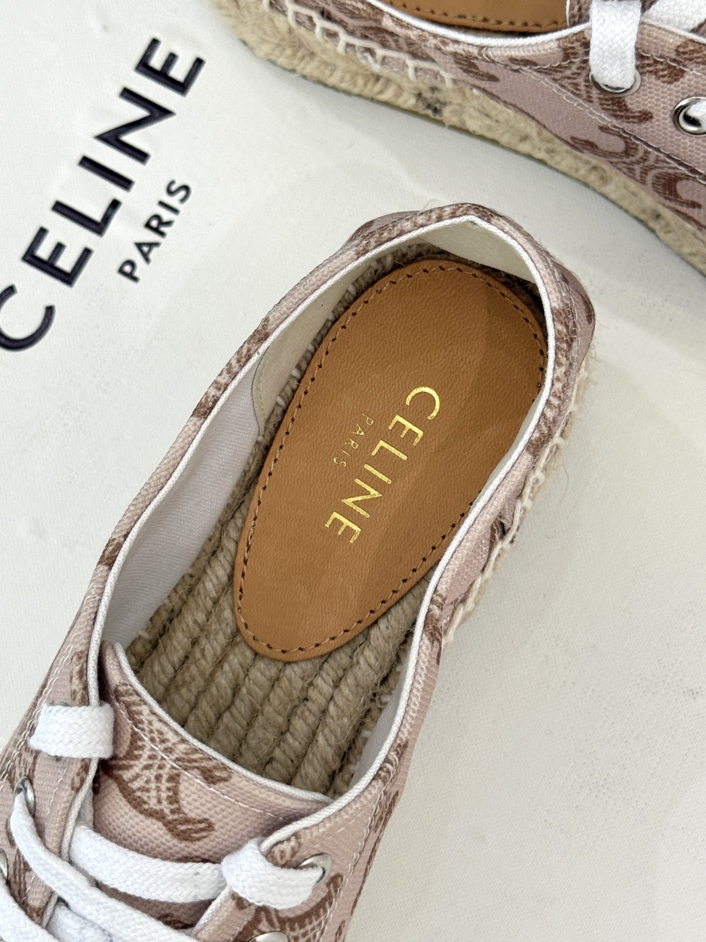 
Celine/赛琳经典凯旋门渔夫鞋
一脚蹬入CELINE的慵懒美学！
这款渔夫鞋以极简廓形打破常规
经