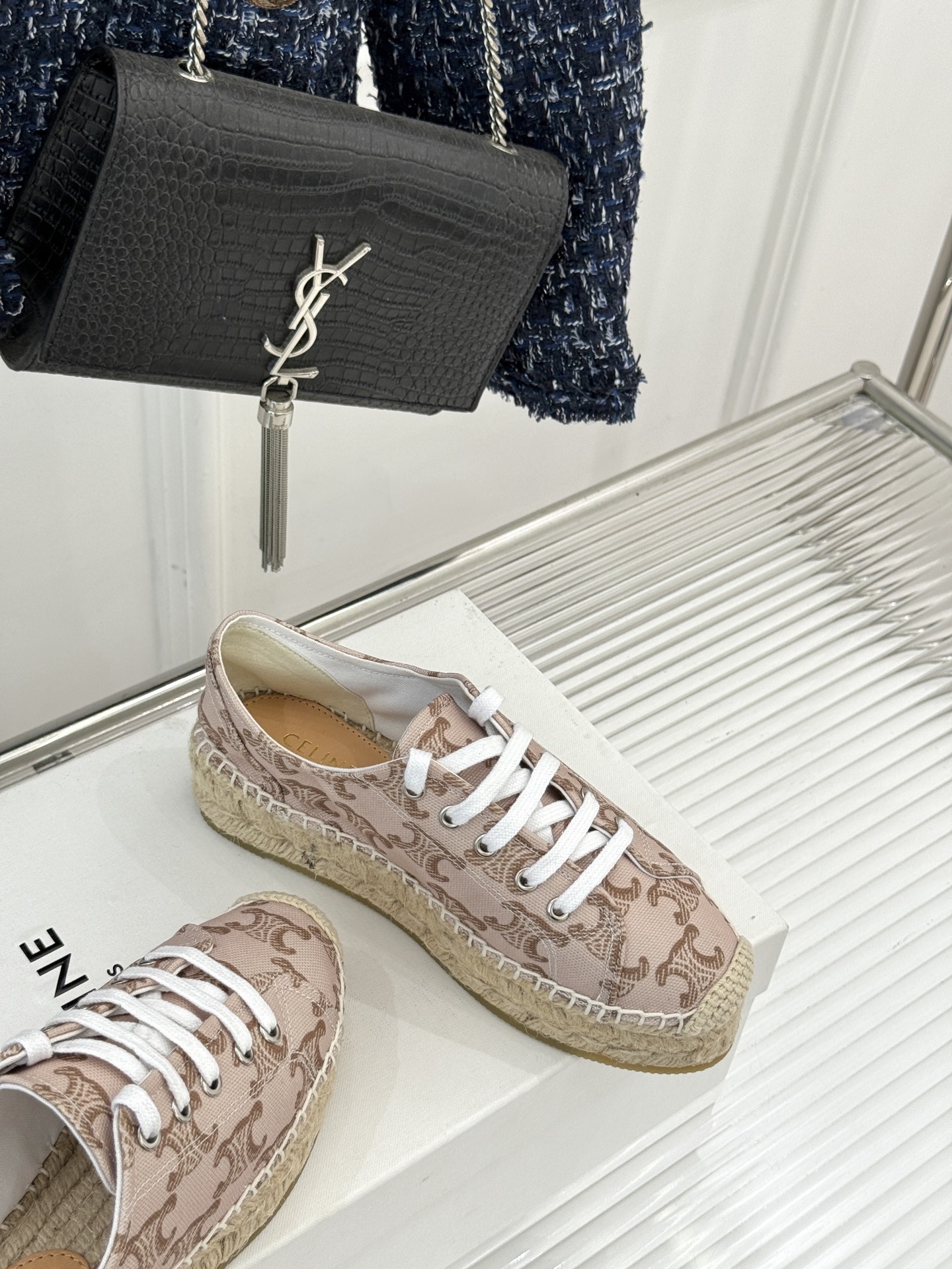 
Celine/赛琳经典凯旋门渔夫鞋
一脚蹬入CELINE的慵懒美学！
这款渔夫鞋以极简廓形打破常规
经