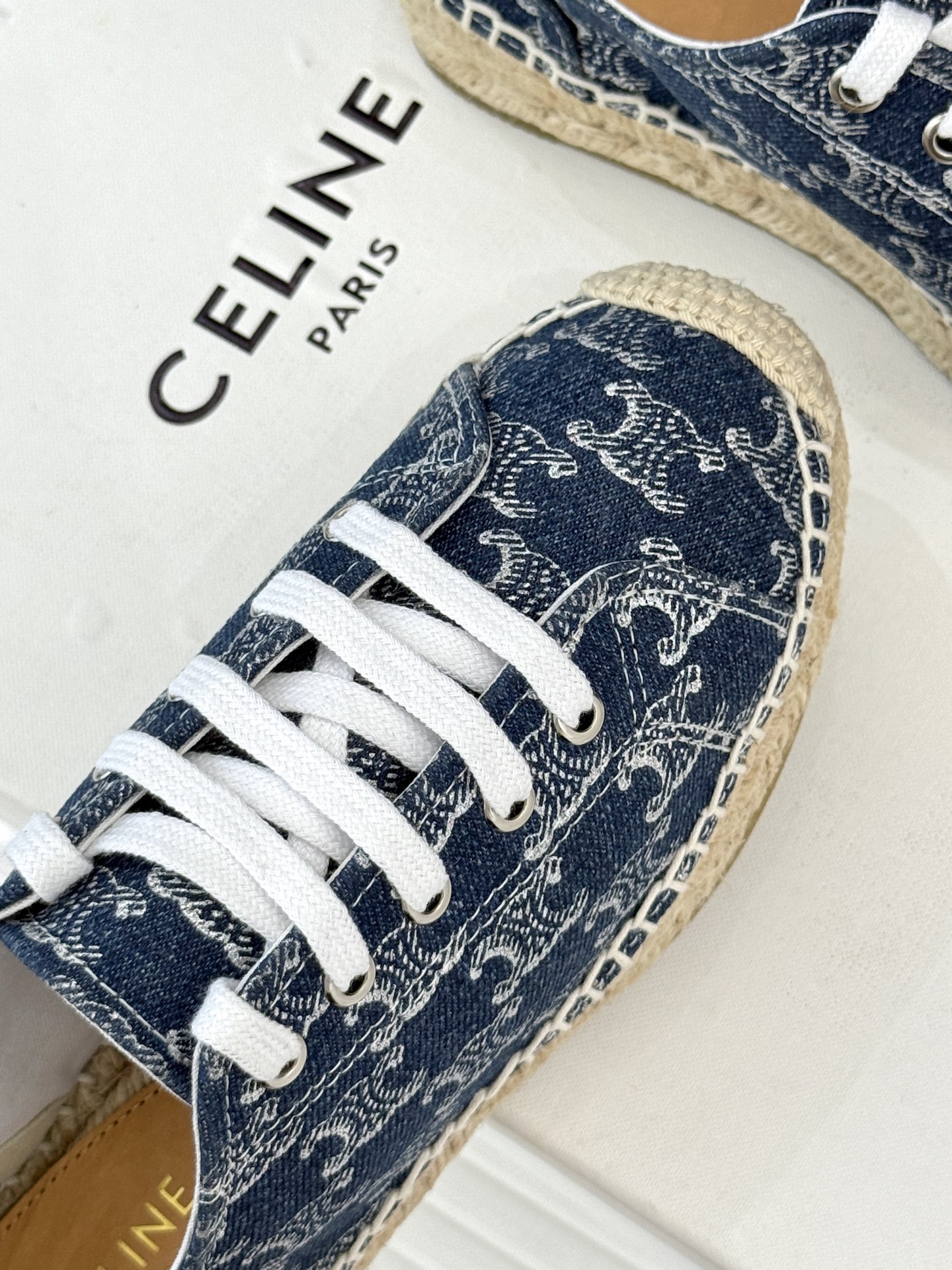 
Celine/赛琳经典凯旋门渔夫鞋
一脚蹬入CELINE的慵懒美学！
这款渔夫鞋以极简廓形打破常规
经