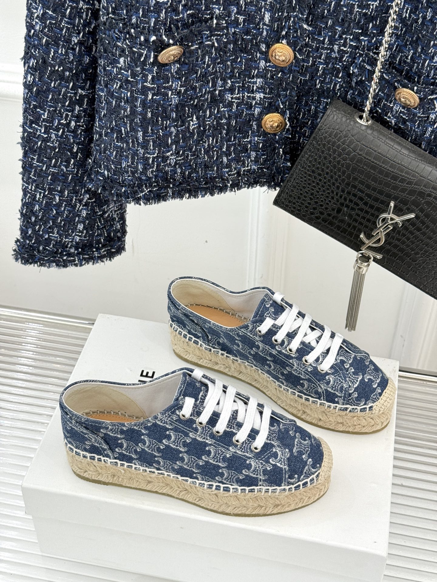 
Celine/赛琳经典凯旋门渔夫鞋
一脚蹬入CELINE的慵懒美学！
这款渔夫鞋以极简廓形打破常规
经