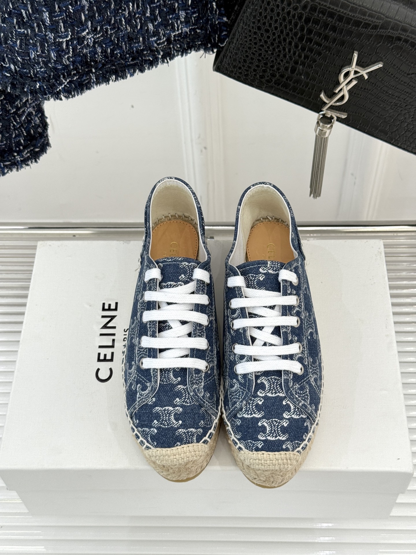 
Celine/赛琳经典凯旋门渔夫鞋
一脚蹬入CELINE的慵懒美学！
这款渔夫鞋以极简廓形打破常规
经
