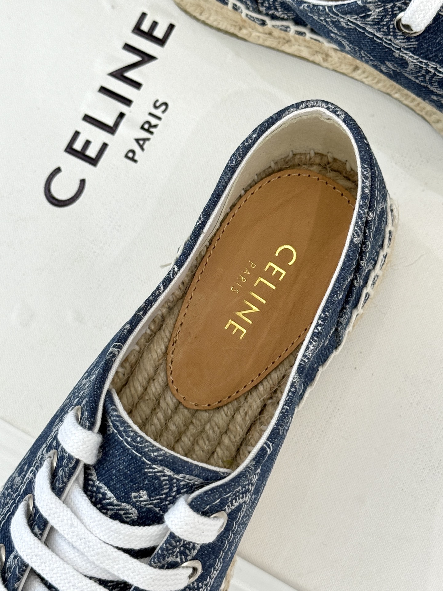 
Celine/赛琳经典凯旋门渔夫鞋
一脚蹬入CELINE的慵懒美学！
这款渔夫鞋以极简廓形打破常规
经