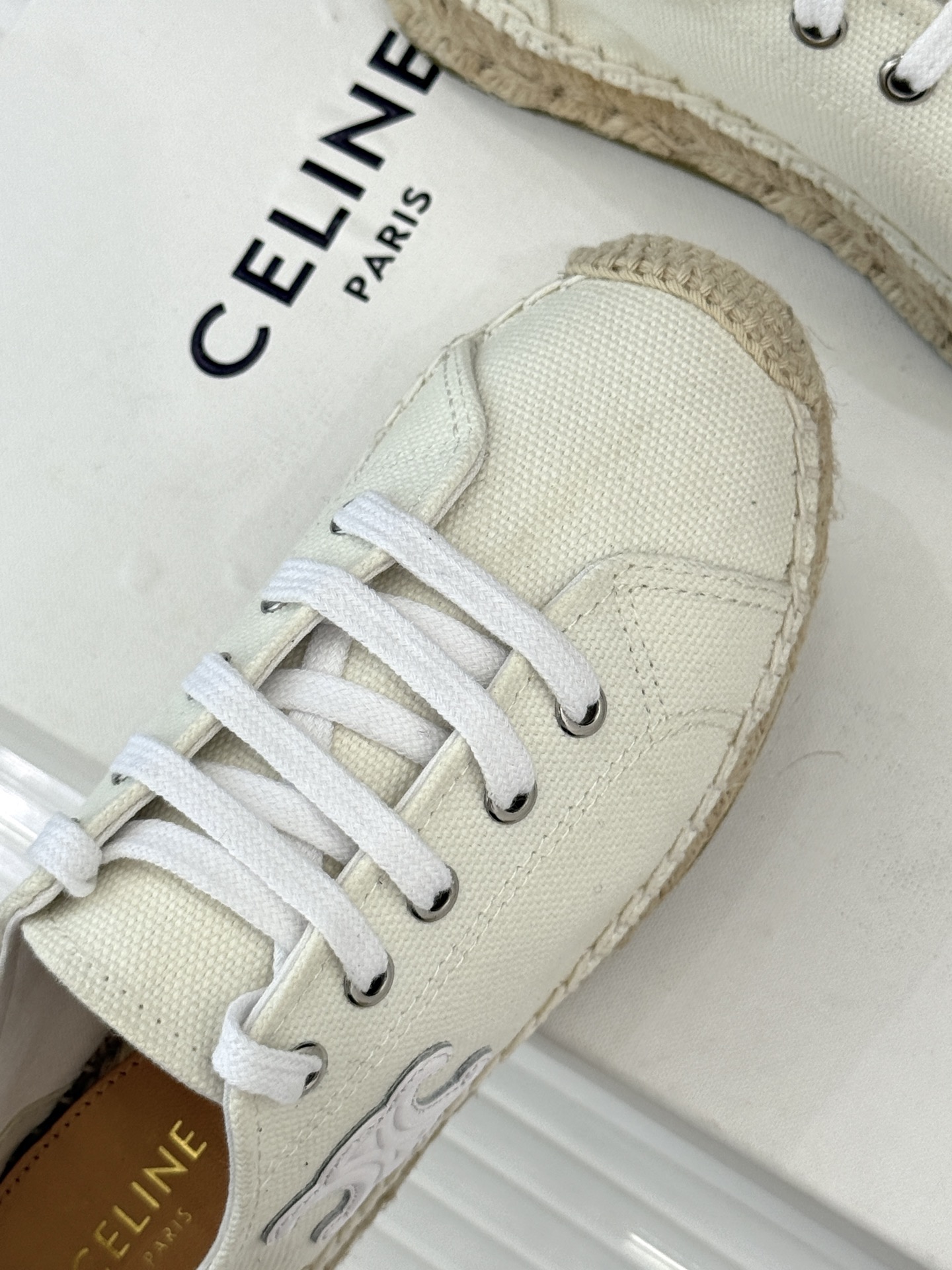 
Celine/赛琳经典凯旋门渔夫鞋
一脚蹬入CELINE的慵懒美学！
这款渔夫鞋以极简廓形打破常规
经
