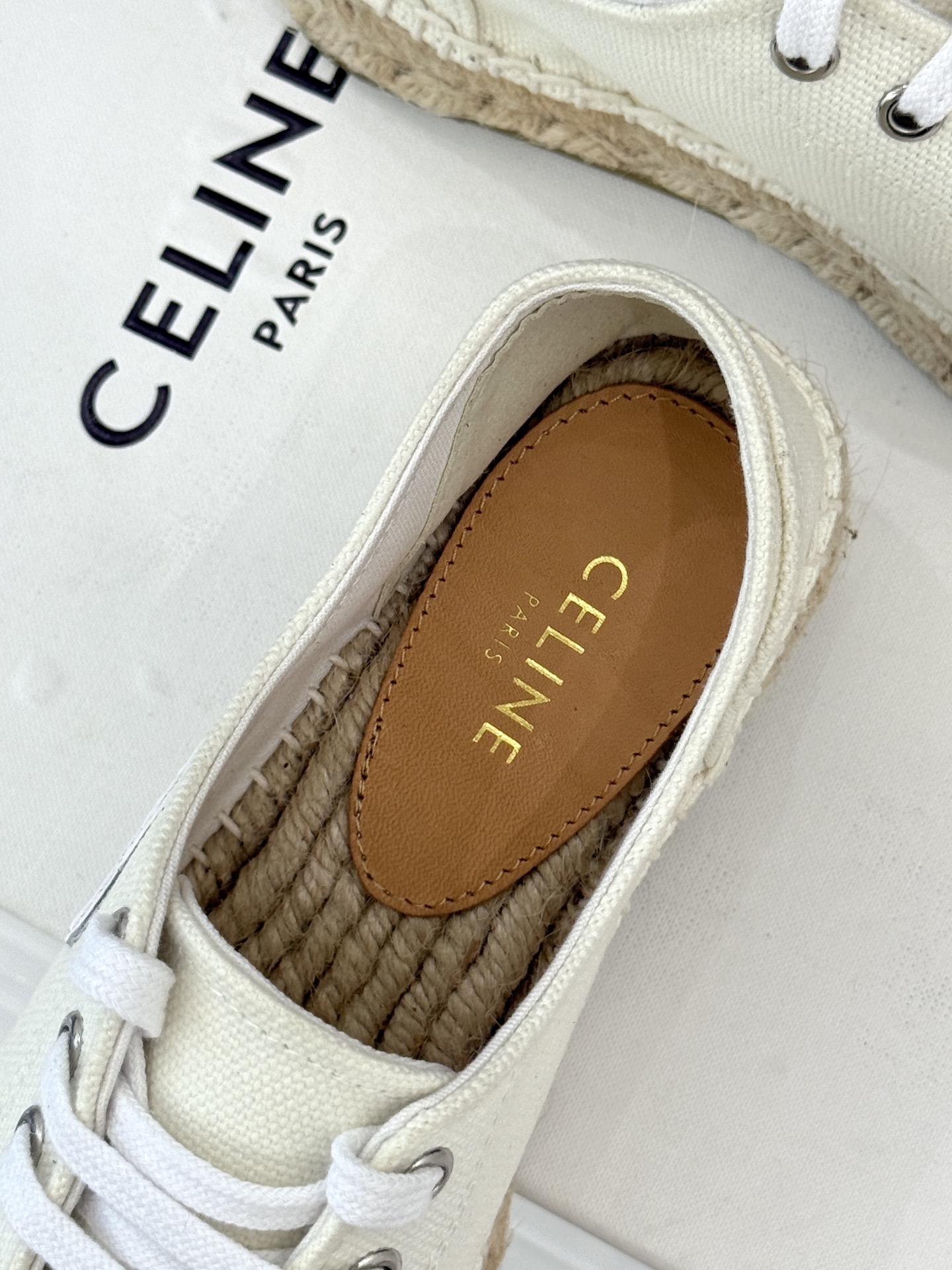 
Celine/赛琳经典凯旋门渔夫鞋
一脚蹬入CELINE的慵懒美学！
这款渔夫鞋以极简廓形打破常规
经
