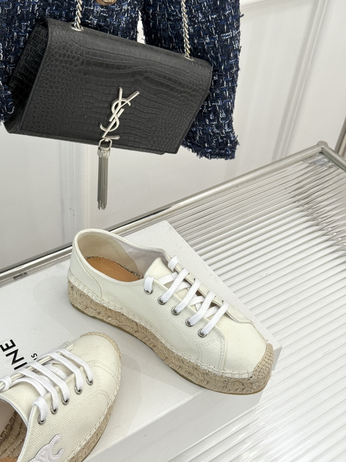 
Celine/赛琳经典凯旋门渔夫鞋
一脚蹬入CELINE的慵懒美学！
这款渔夫鞋以极简廓形打破常规
经