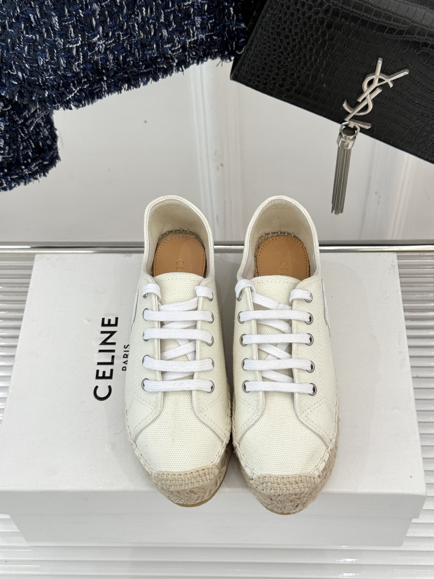 
Celine/赛琳经典凯旋门渔夫鞋
一脚蹬入CELINE的慵懒美学！
这款渔夫鞋以极简廓形打破常规
经