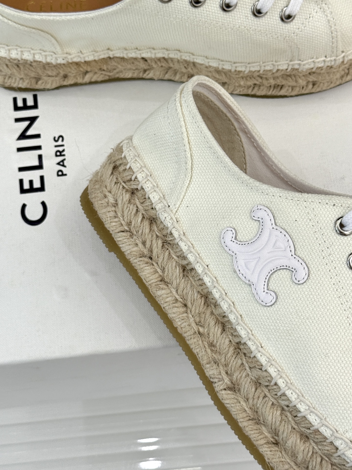 
Celine/赛琳经典凯旋门渔夫鞋
一脚蹬入CELINE的慵懒美学！
这款渔夫鞋以极简廓形打破常规
经