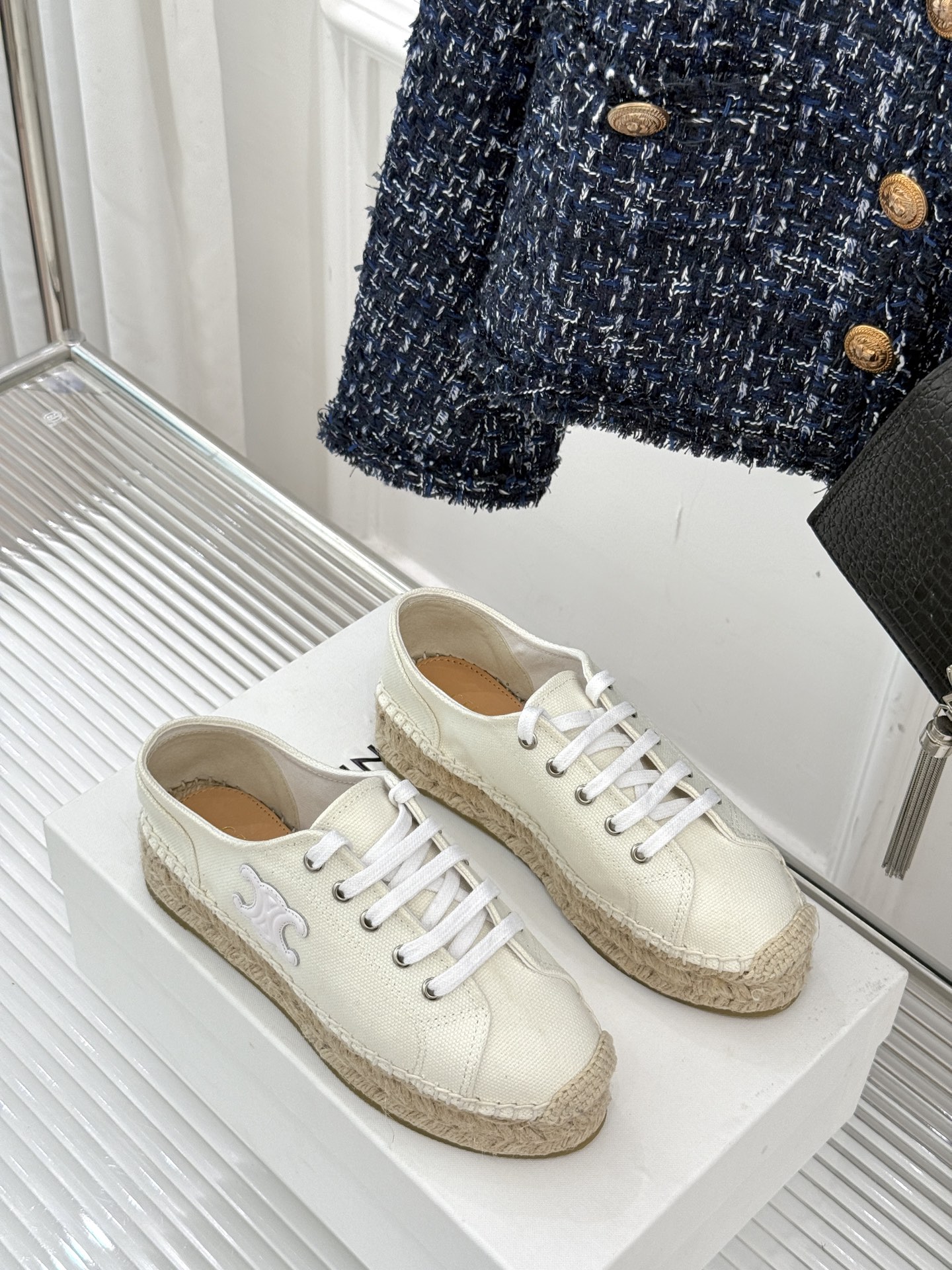 
Celine/赛琳经典凯旋门渔夫鞋
一脚蹬入CELINE的慵懒美学！
这款渔夫鞋以极简廓形打破常规
经