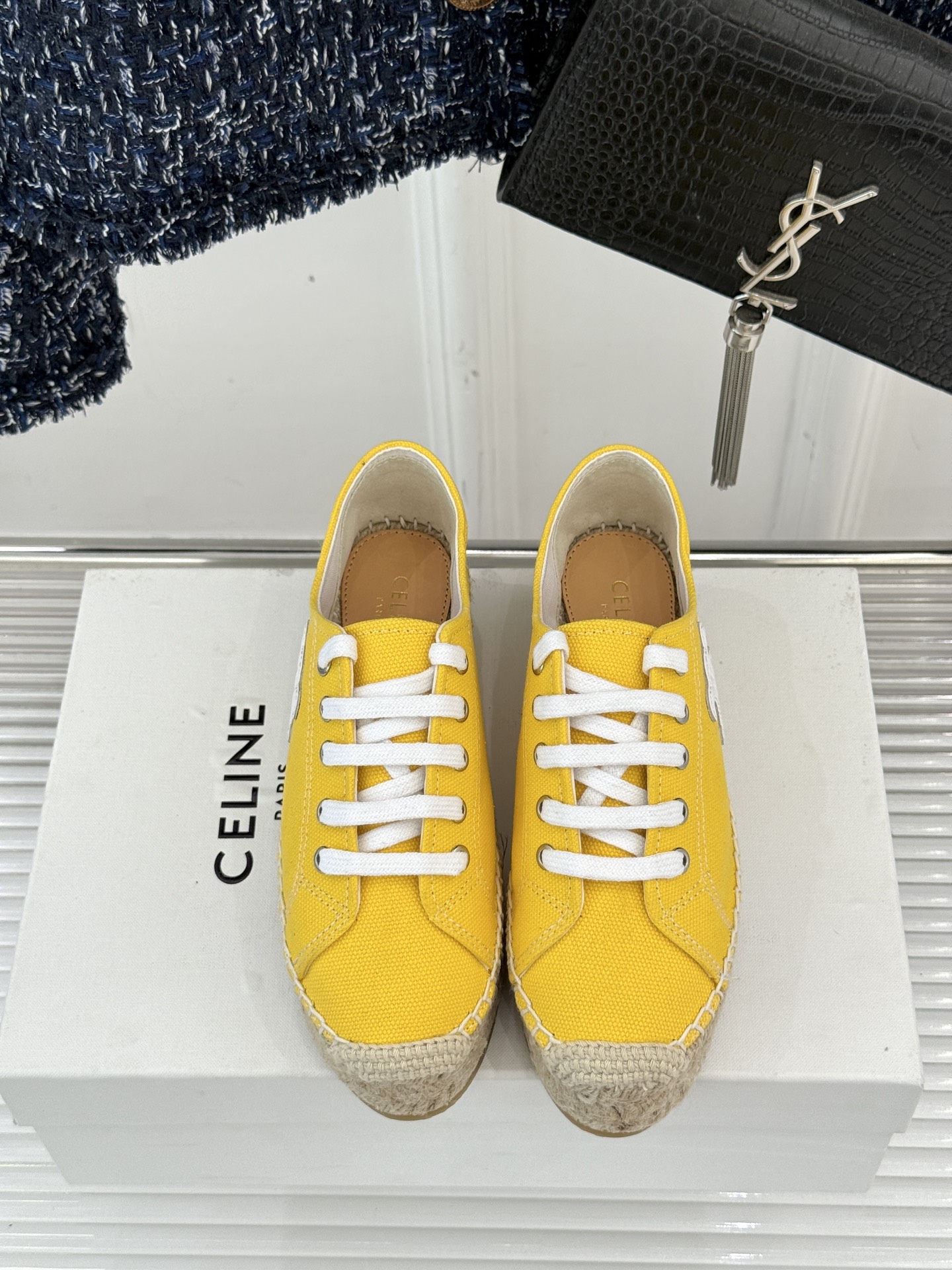 
Celine/赛琳经典凯旋门渔夫鞋
一脚蹬入CELINE的慵懒美学！
这款渔夫鞋以极简廓形打破常规
经