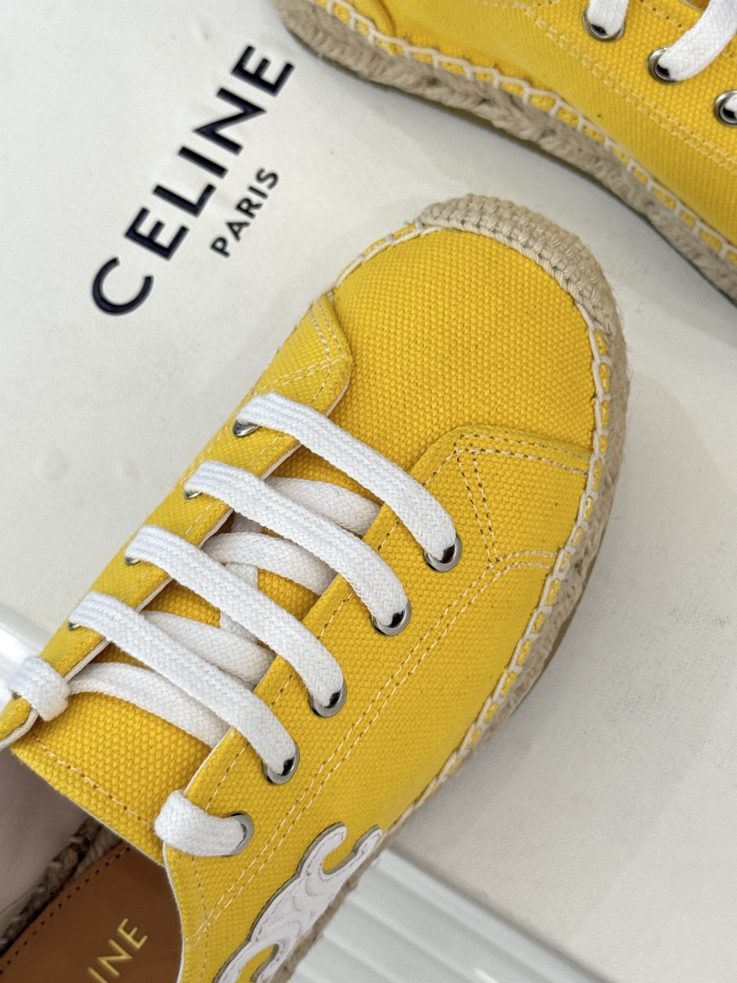 
Celine/赛琳经典凯旋门渔夫鞋
一脚蹬入CELINE的慵懒美学！
这款渔夫鞋以极简廓形打破常规
经