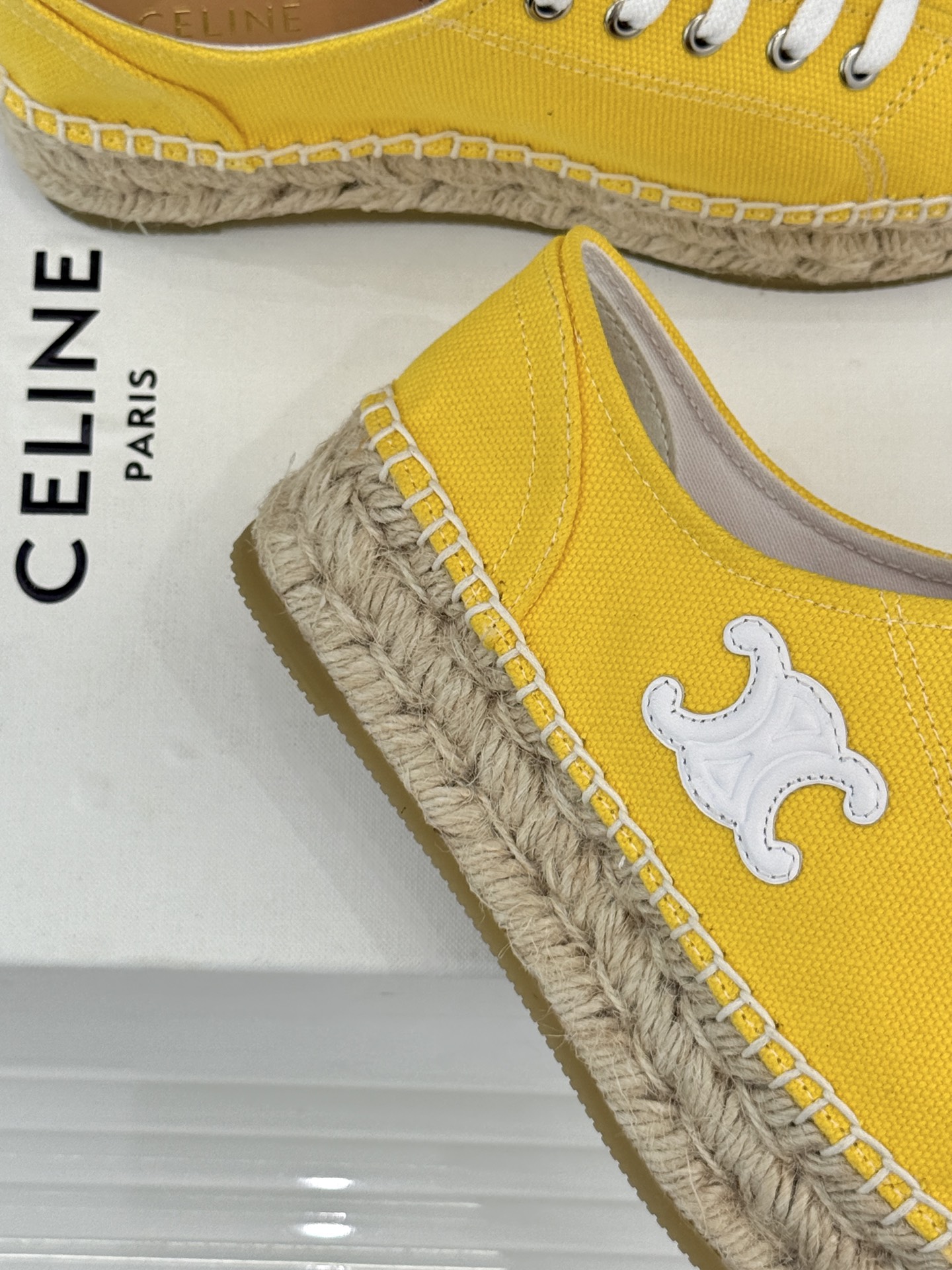 
Celine/赛琳经典凯旋门渔夫鞋
一脚蹬入CELINE的慵懒美学！
这款渔夫鞋以极简廓形打破常规
经