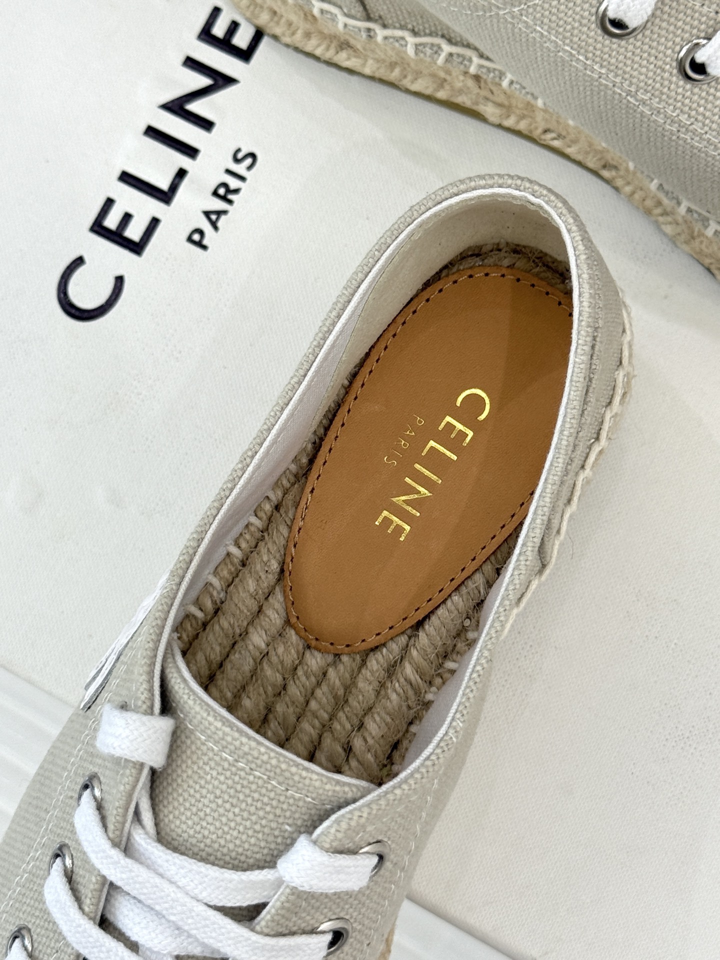 
Celine/赛琳经典凯旋门渔夫鞋
一脚蹬入CELINE的慵懒美学！
这款渔夫鞋以极简廓形打破常规
经