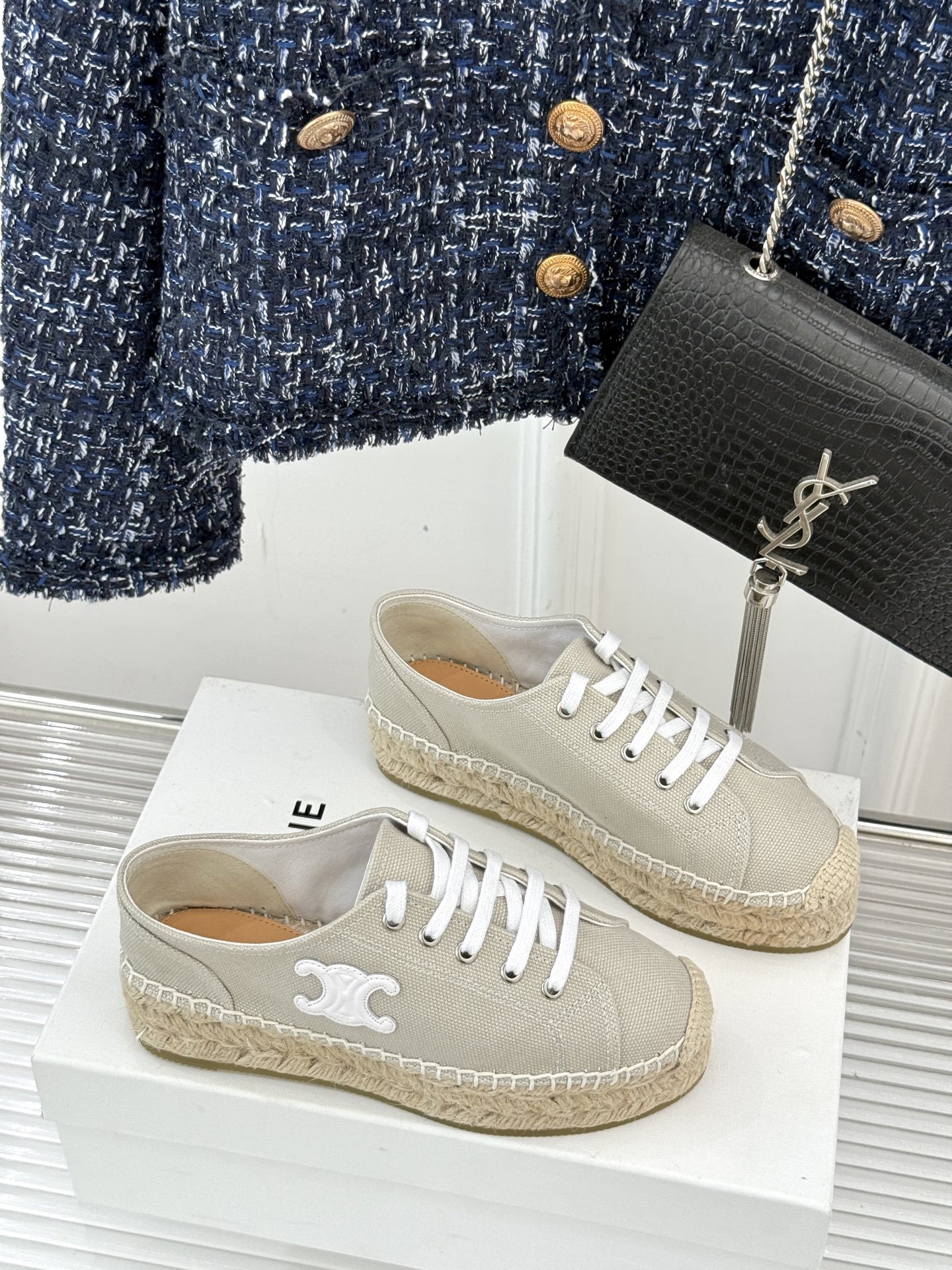 
Celine/赛琳经典凯旋门渔夫鞋
一脚蹬入CELINE的慵懒美学！
这款渔夫鞋以极简廓形打破常规
经