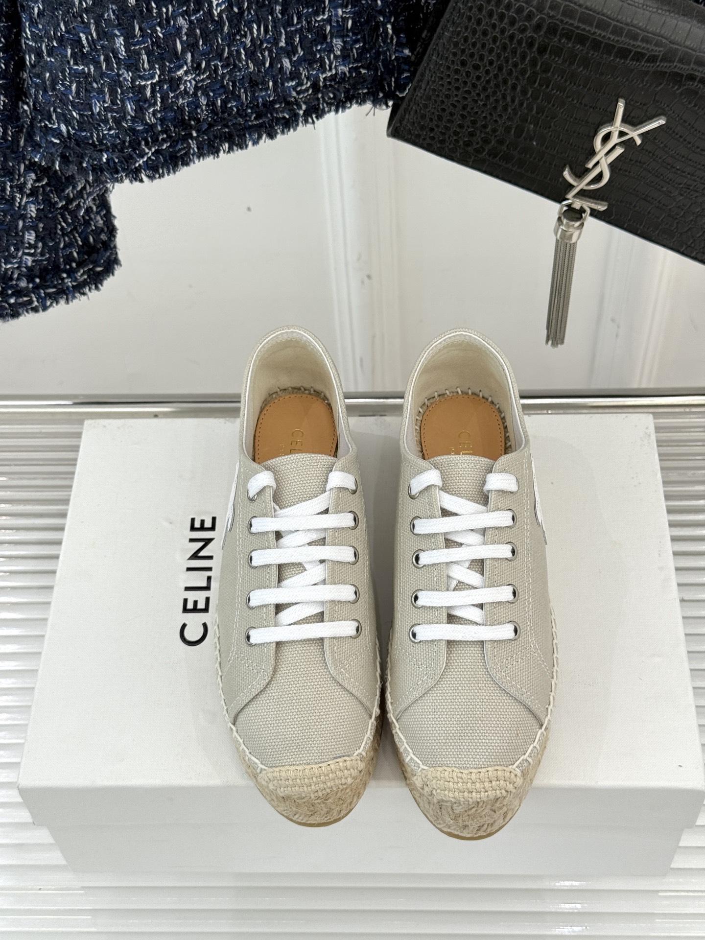 
Celine/赛琳经典凯旋门渔夫鞋
一脚蹬入CELINE的慵懒美学！
这款渔夫鞋以极简廓形打破常规
经