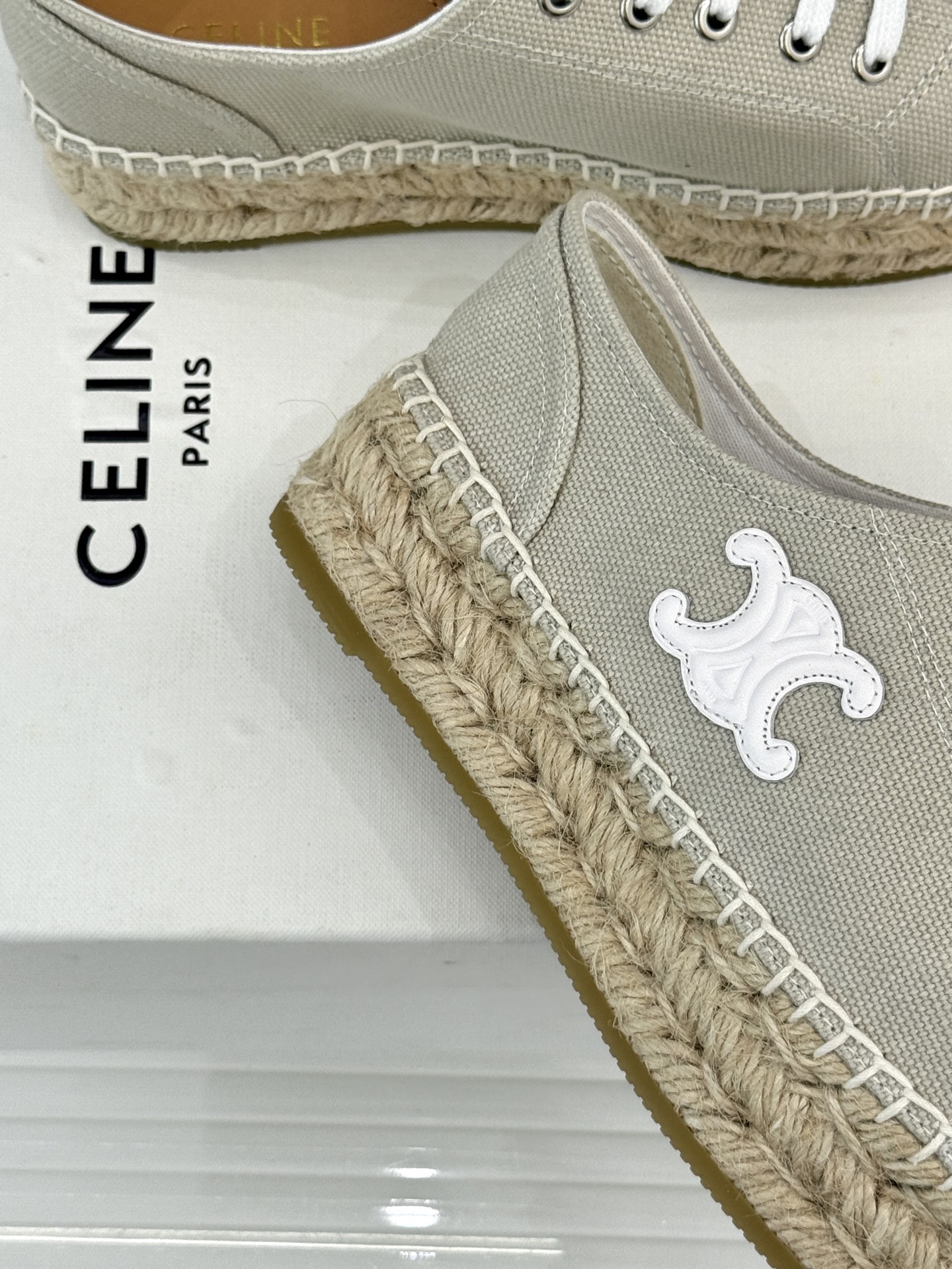 
Celine/赛琳经典凯旋门渔夫鞋
一脚蹬入CELINE的慵懒美学！
这款渔夫鞋以极简廓形打破常规
经