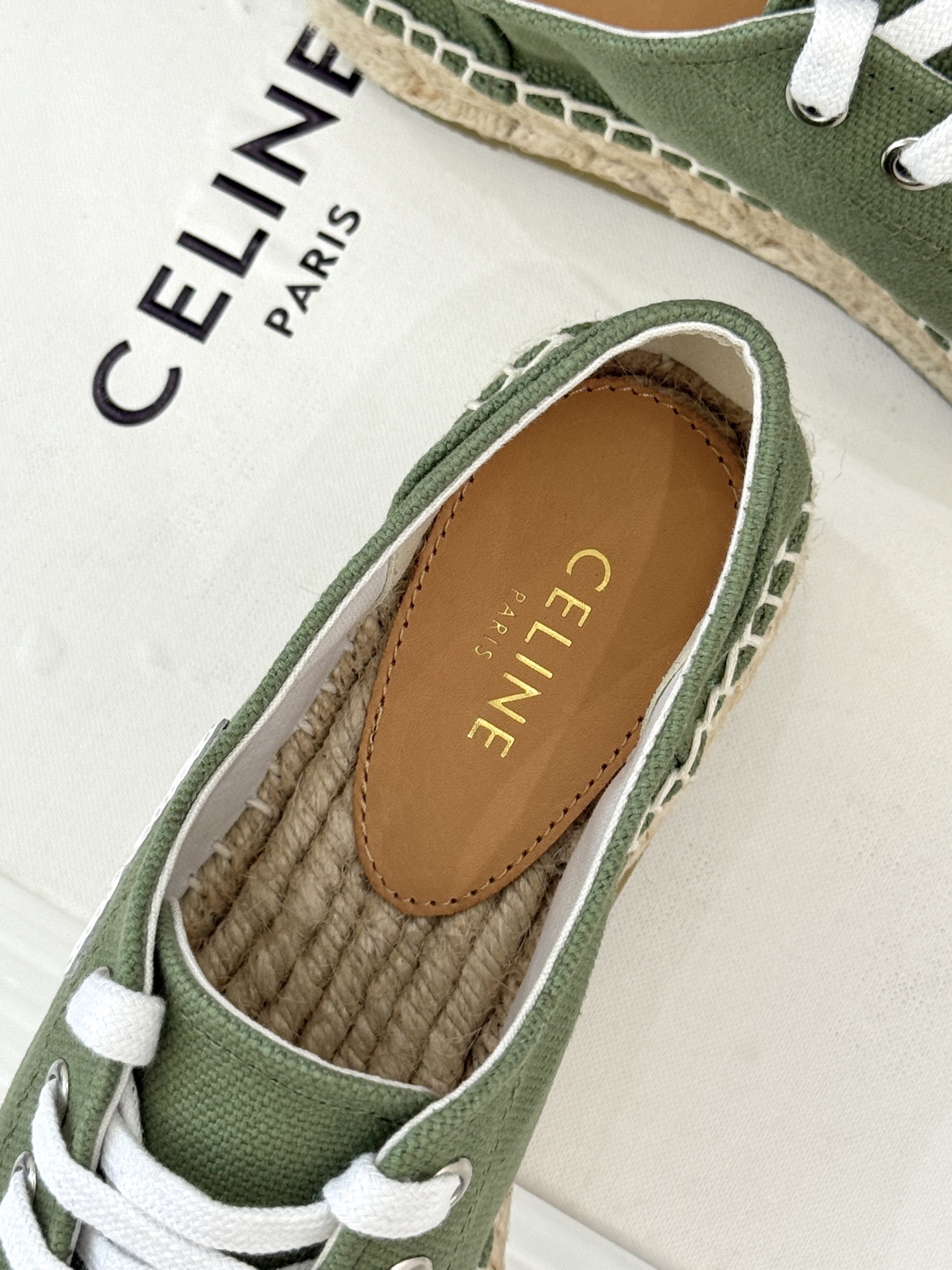 
Celine/赛琳经典凯旋门渔夫鞋
一脚蹬入CELINE的慵懒美学！
这款渔夫鞋以极简廓形打破常规
经