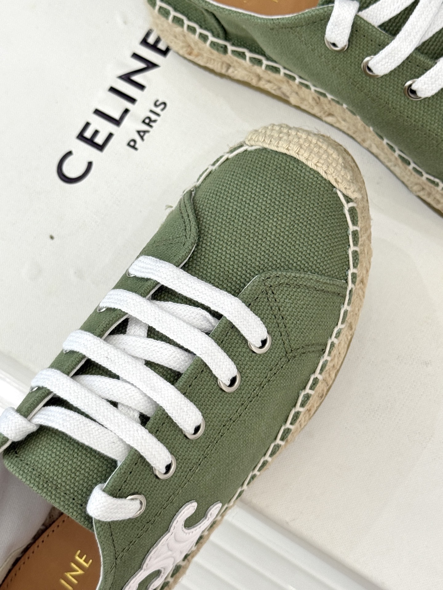 
Celine/赛琳经典凯旋门渔夫鞋
一脚蹬入CELINE的慵懒美学！
这款渔夫鞋以极简廓形打破常规
经
