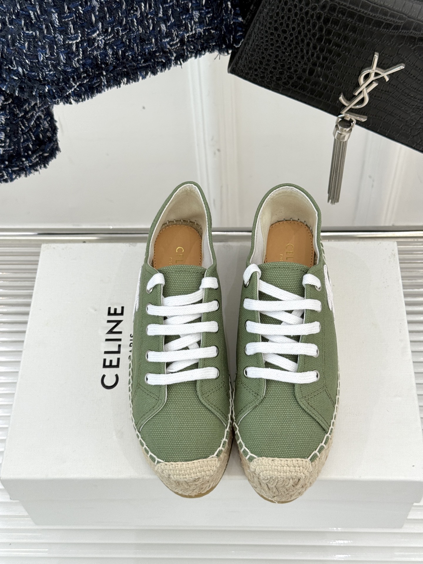 
Celine/赛琳经典凯旋门渔夫鞋
一脚蹬入CELINE的慵懒美学！
这款渔夫鞋以极简廓形打破常规
经