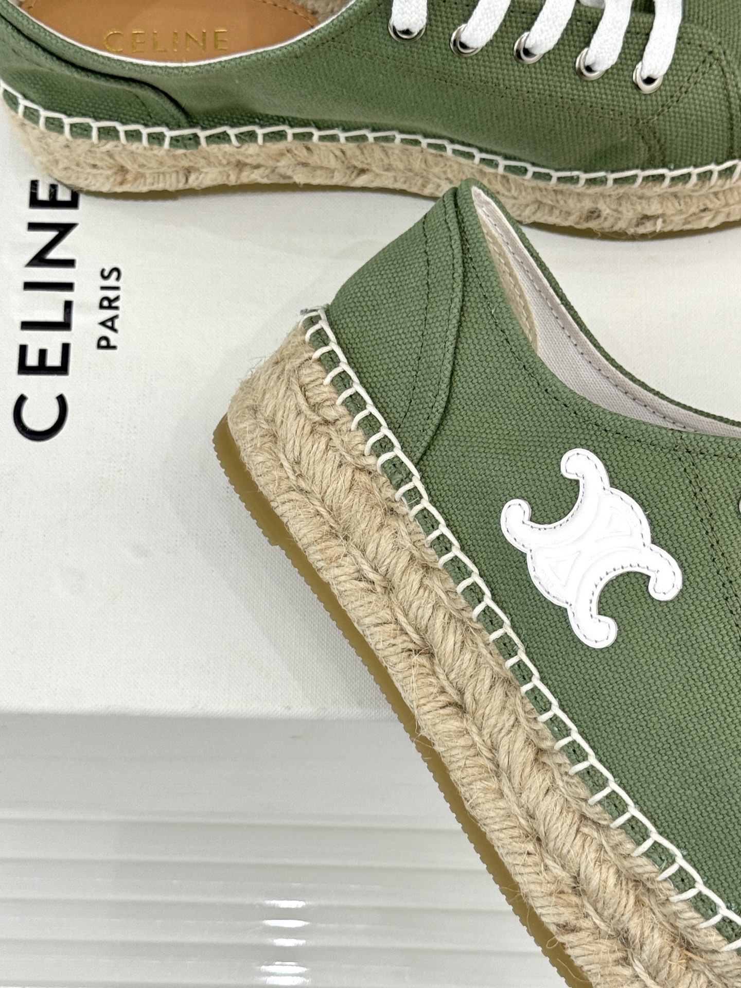 
Celine/赛琳经典凯旋门渔夫鞋
一脚蹬入CELINE的慵懒美学！
这款渔夫鞋以极简廓形打破常规
经