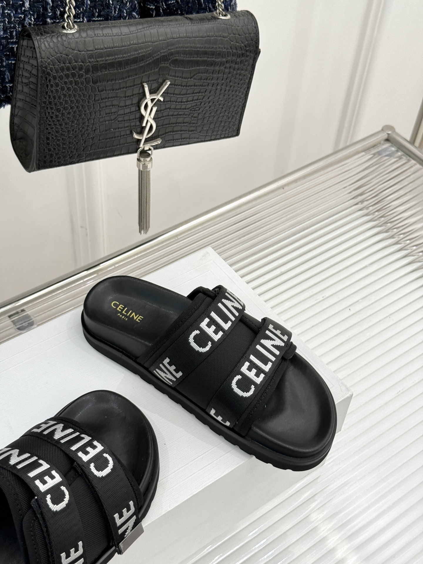 
CELINE/赛琳25W春夏新品
字母厚底懒人拖鞋
时髦精的夏日懒人刚需💫 
黑白棕三色经典耐看
厚底