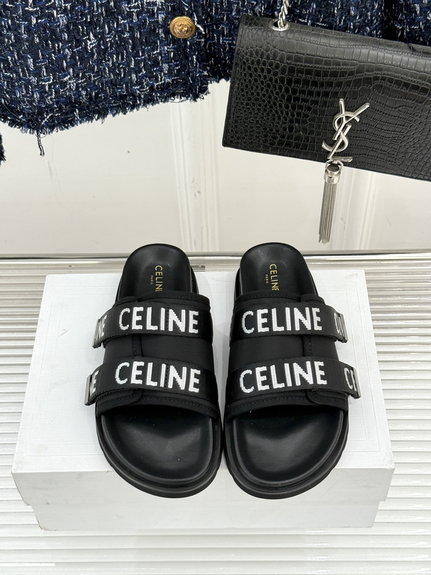 
CELINE/赛琳25W春夏新品
字母厚底懒人拖鞋
时髦精的夏日懒人刚需💫 
黑白棕三色经典耐看
厚底