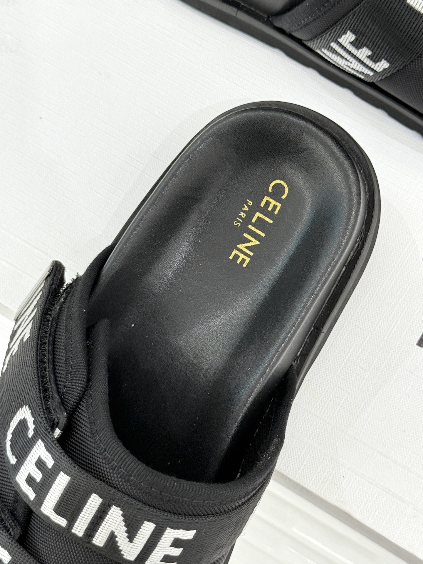 
CELINE/赛琳25W春夏新品
字母厚底懒人拖鞋
时髦精的夏日懒人刚需💫 
黑白棕三色经典耐看
厚底