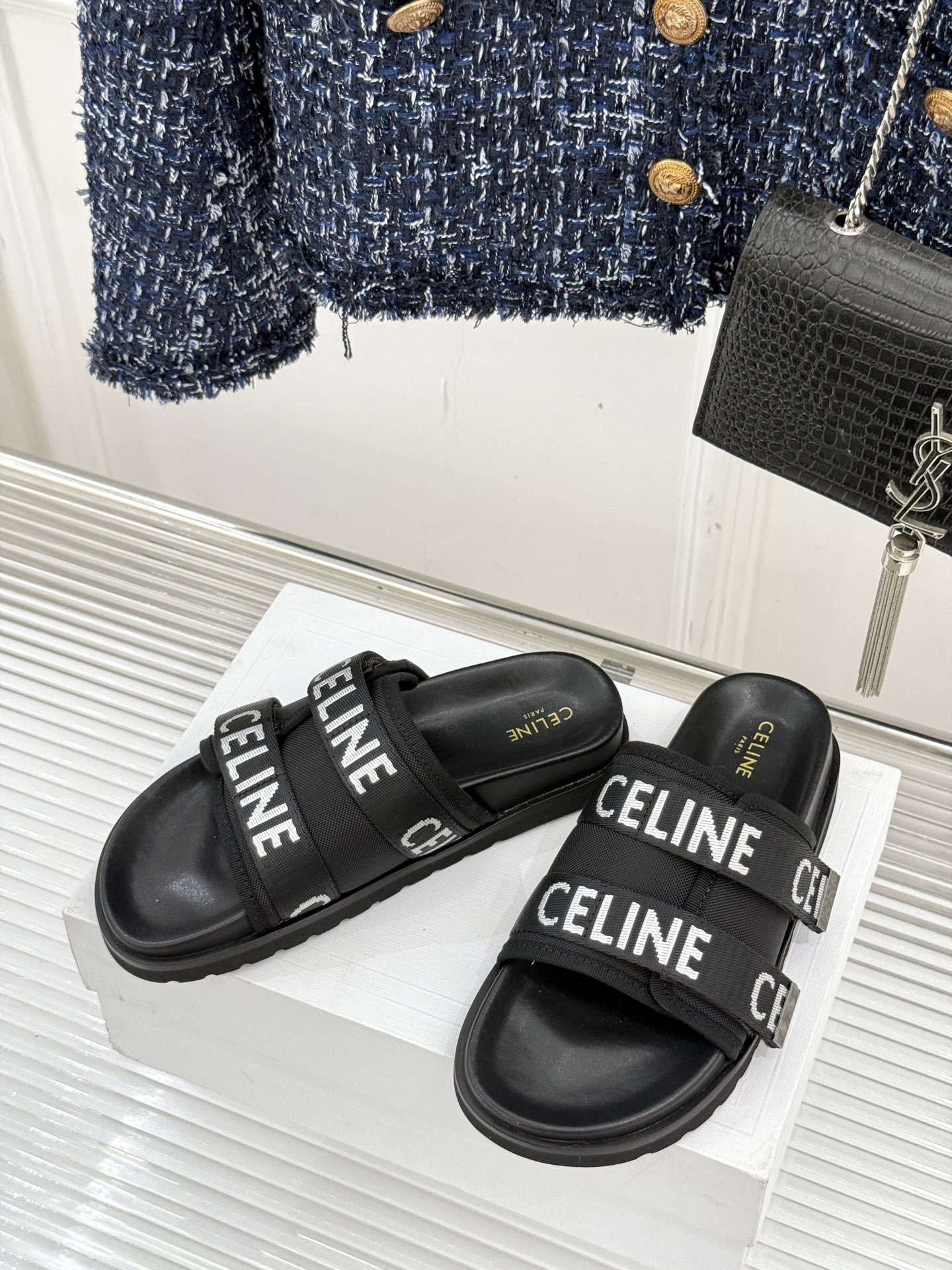
CELINE/赛琳25W春夏新品
字母厚底懒人拖鞋
时髦精的夏日懒人刚需💫 
黑白棕三色经典耐看
厚底