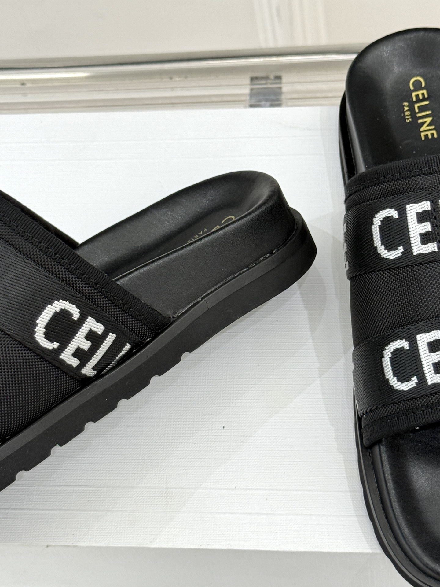 
CELINE/赛琳25W春夏新品
字母厚底懒人拖鞋
时髦精的夏日懒人刚需💫 
黑白棕三色经典耐看
厚底