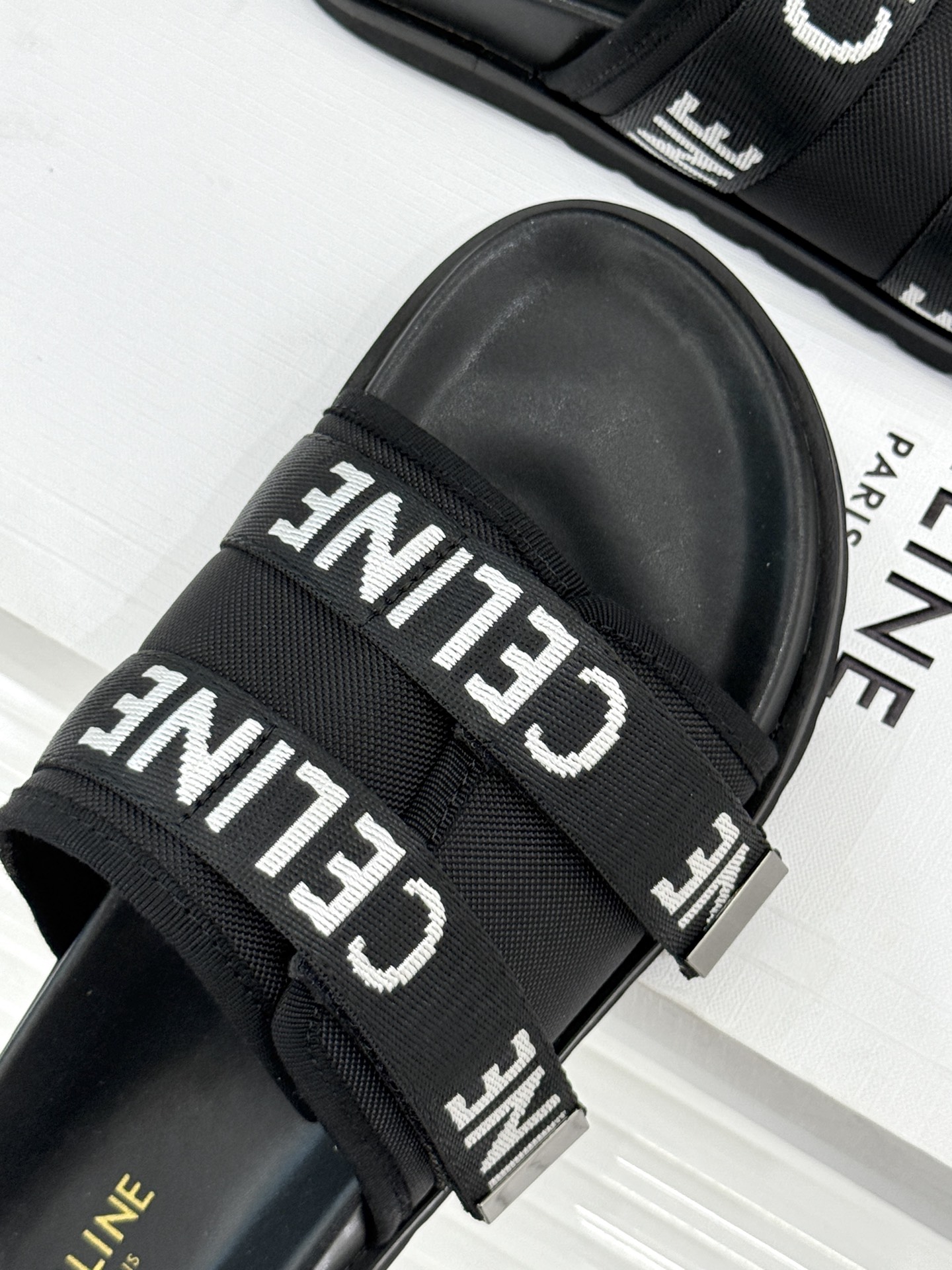 
CELINE/赛琳25W春夏新品
字母厚底懒人拖鞋
时髦精的夏日懒人刚需💫 
黑白棕三色经典耐看
厚底
