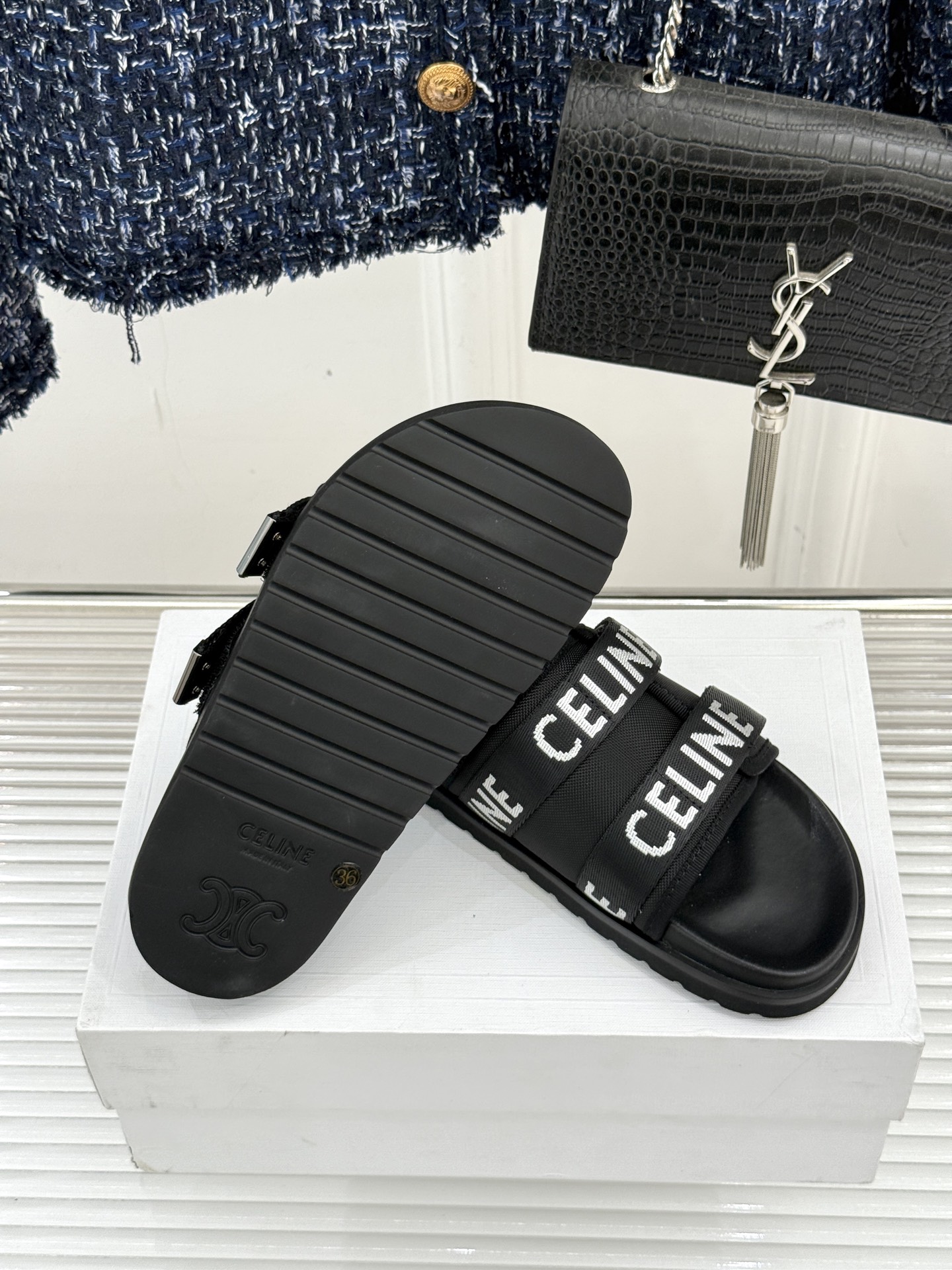 
CELINE/赛琳25W春夏新品
字母厚底懒人拖鞋
时髦精的夏日懒人刚需💫 
黑白棕三色经典耐看
厚底