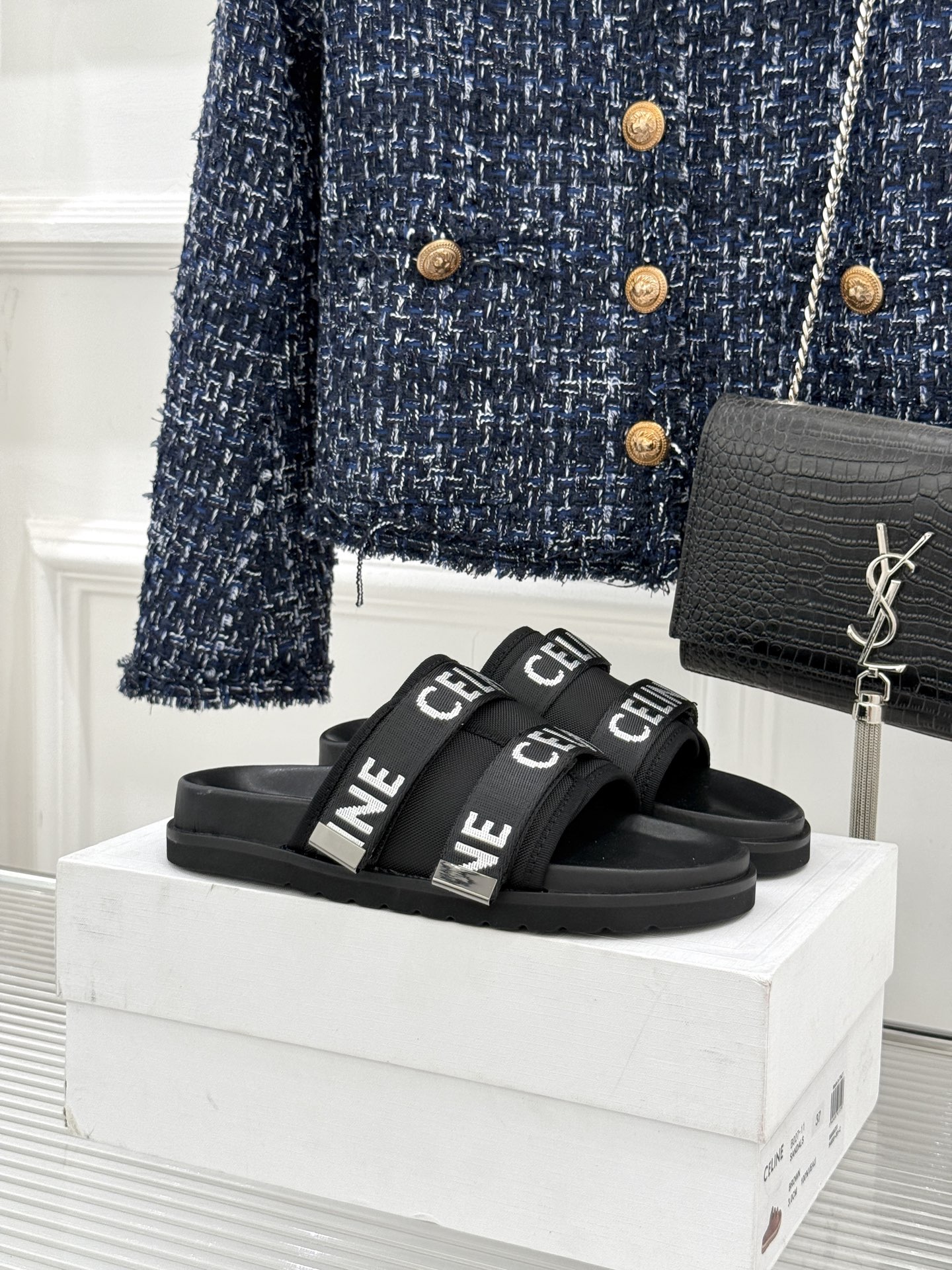
CELINE/赛琳25W春夏新品
字母厚底懒人拖鞋
时髦精的夏日懒人刚需💫 
黑白棕三色经典耐看
厚底