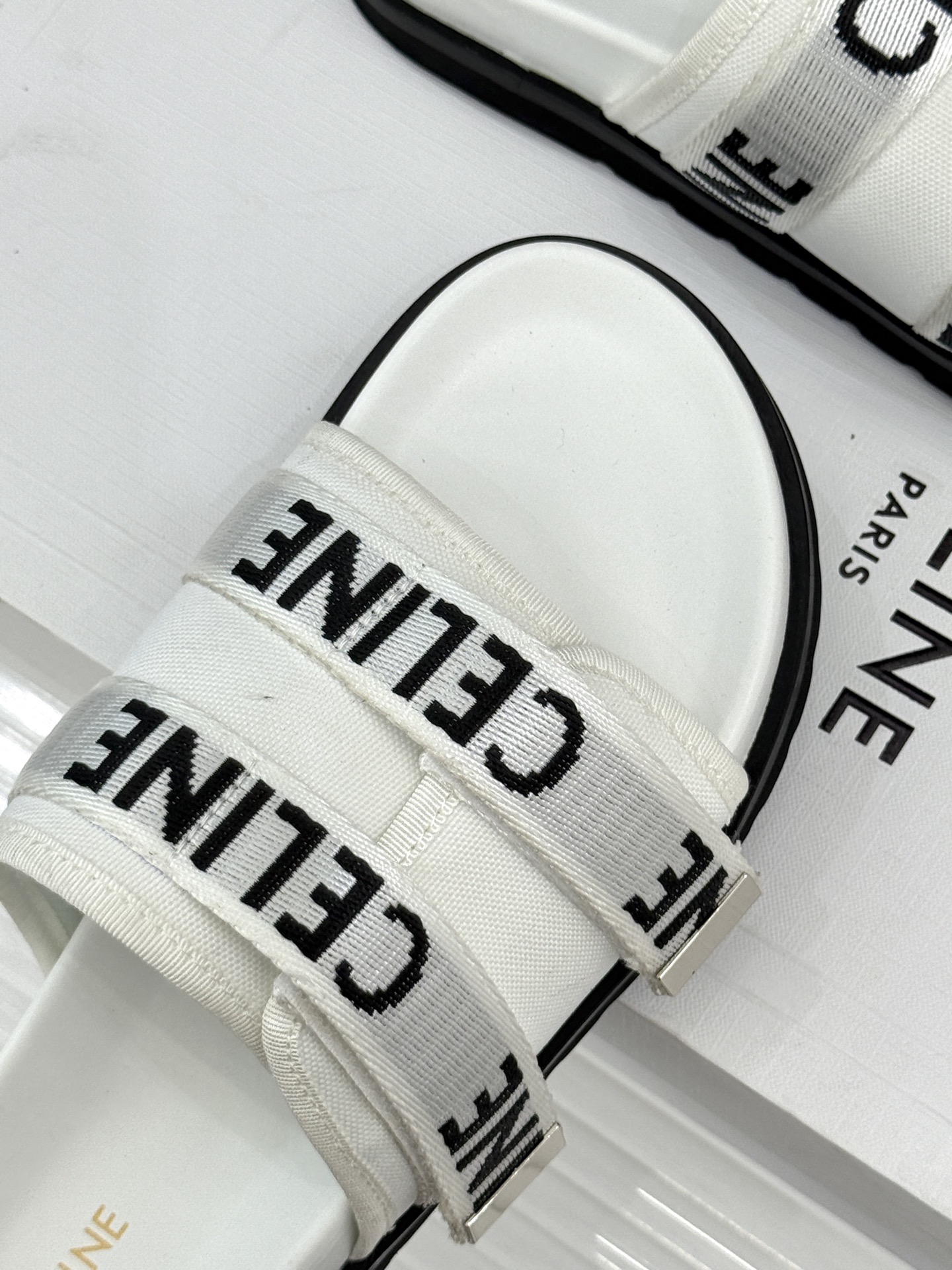 
CELINE/赛琳25W春夏新品
字母厚底懒人拖鞋
时髦精的夏日懒人刚需💫 
黑白棕三色经典耐看
厚底