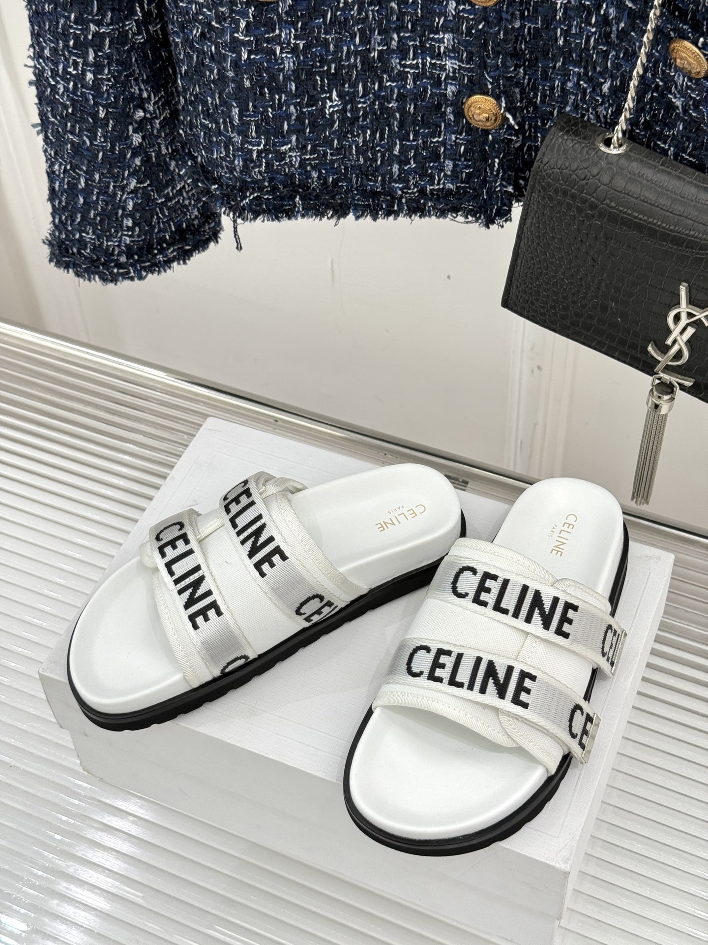 
CELINE/赛琳25W春夏新品
字母厚底懒人拖鞋
时髦精的夏日懒人刚需💫 
黑白棕三色经典耐看
厚底