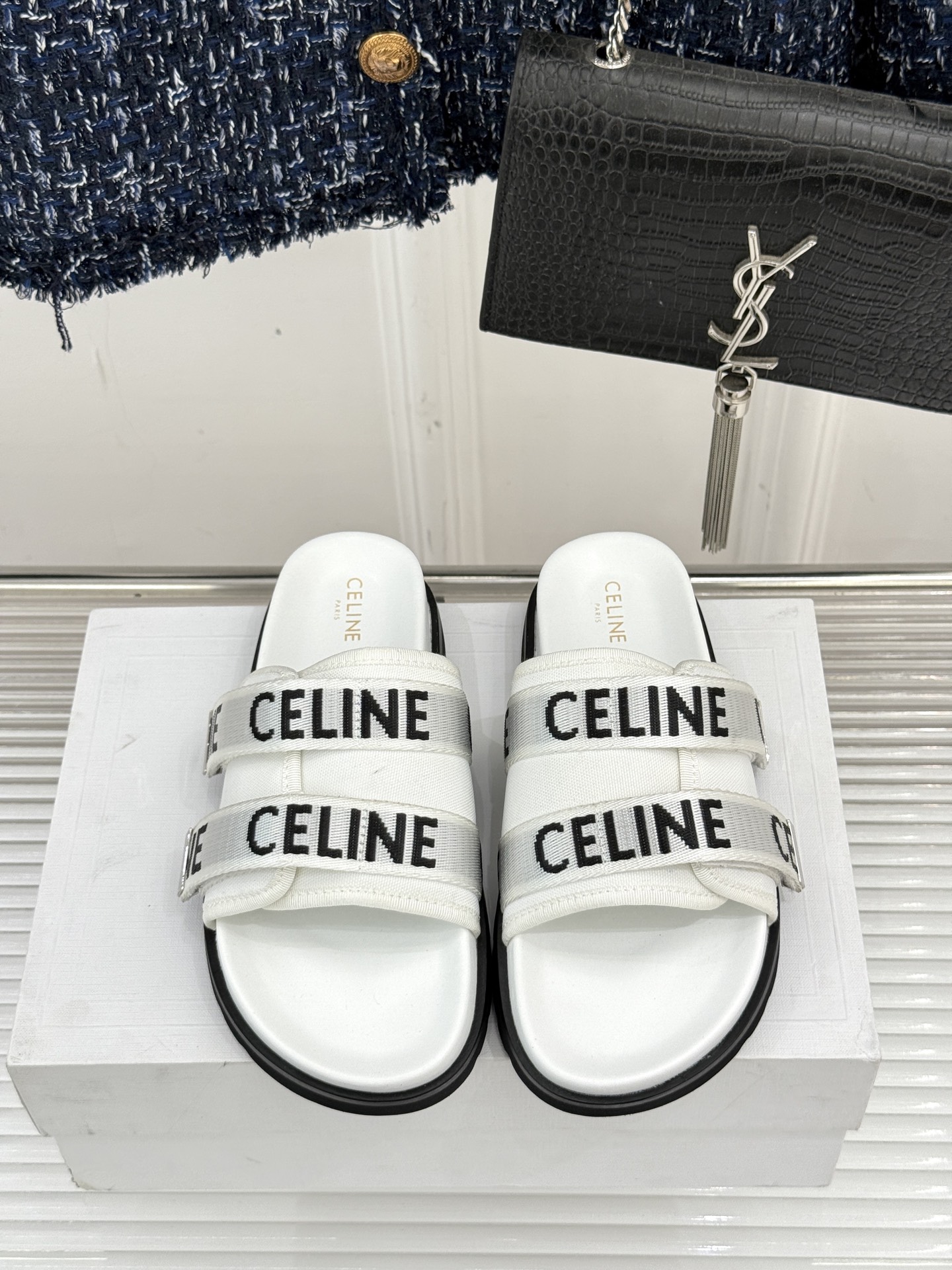 
CELINE/赛琳25W春夏新品
字母厚底懒人拖鞋
时髦精的夏日懒人刚需💫 
黑白棕三色经典耐看
厚底