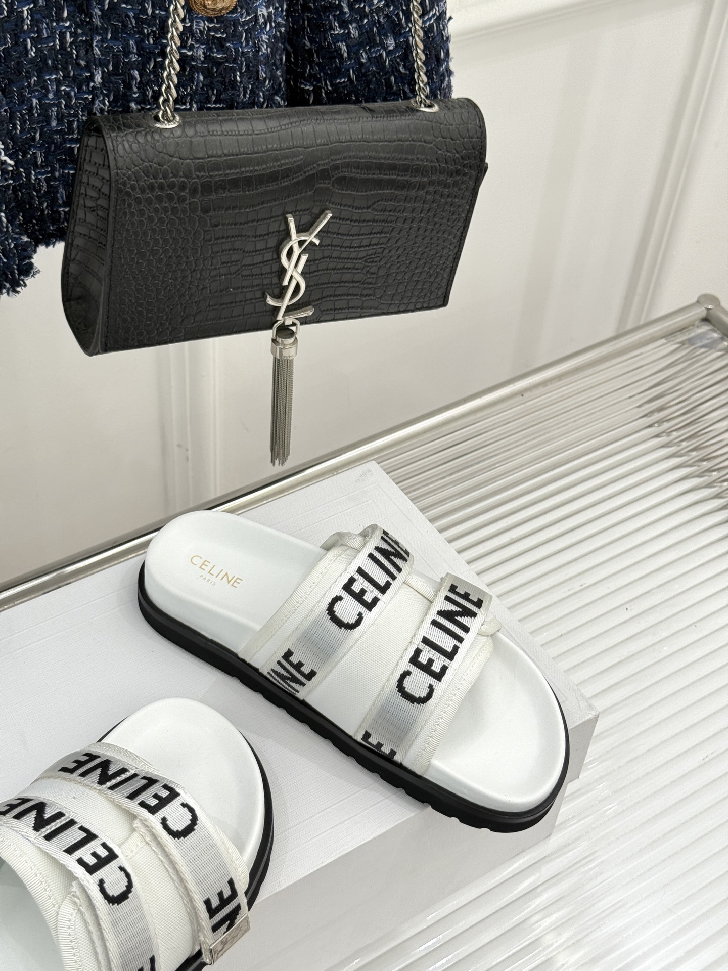 
CELINE/赛琳25W春夏新品
字母厚底懒人拖鞋
时髦精的夏日懒人刚需💫 
黑白棕三色经典耐看
厚底