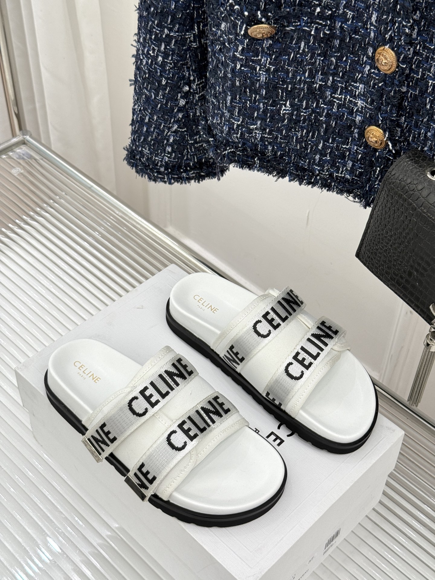 
CELINE/赛琳25W春夏新品
字母厚底懒人拖鞋
时髦精的夏日懒人刚需💫 
黑白棕三色经典耐看
厚底