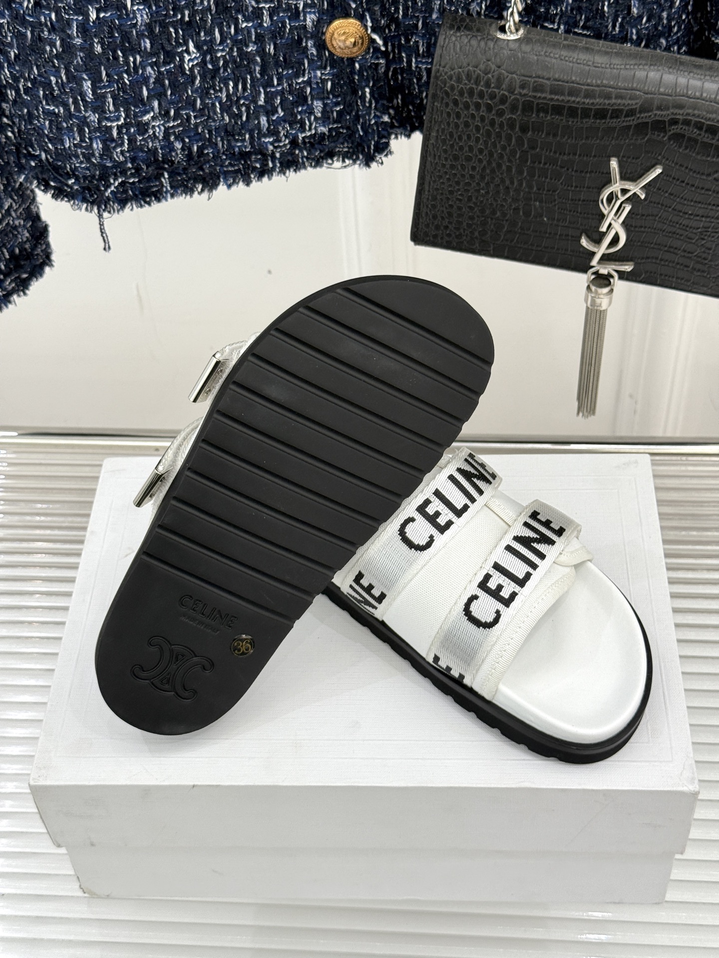 
CELINE/赛琳25W春夏新品
字母厚底懒人拖鞋
时髦精的夏日懒人刚需💫 
黑白棕三色经典耐看
厚底
