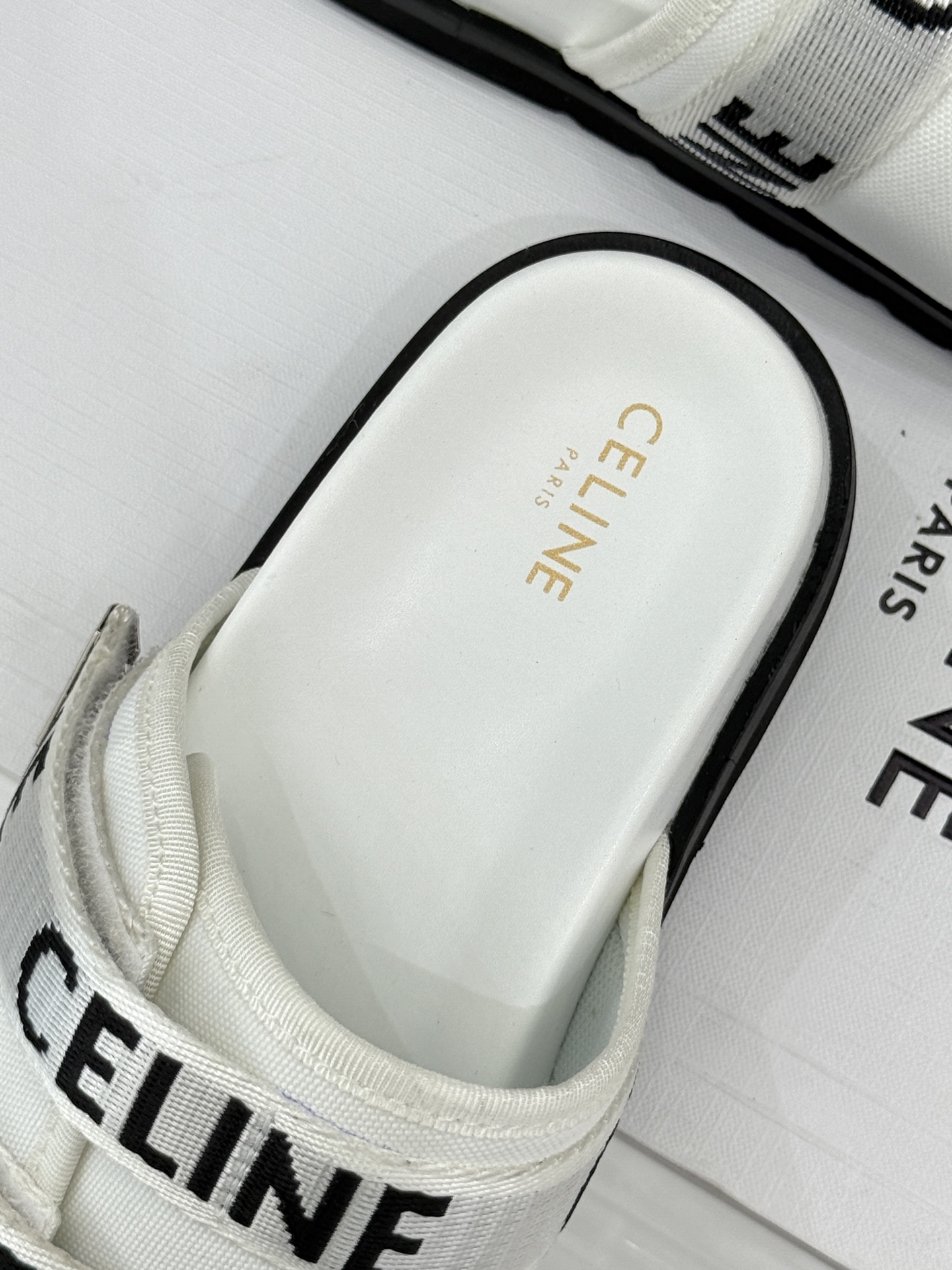 
CELINE/赛琳25W春夏新品
字母厚底懒人拖鞋
时髦精的夏日懒人刚需💫 
黑白棕三色经典耐看
厚底