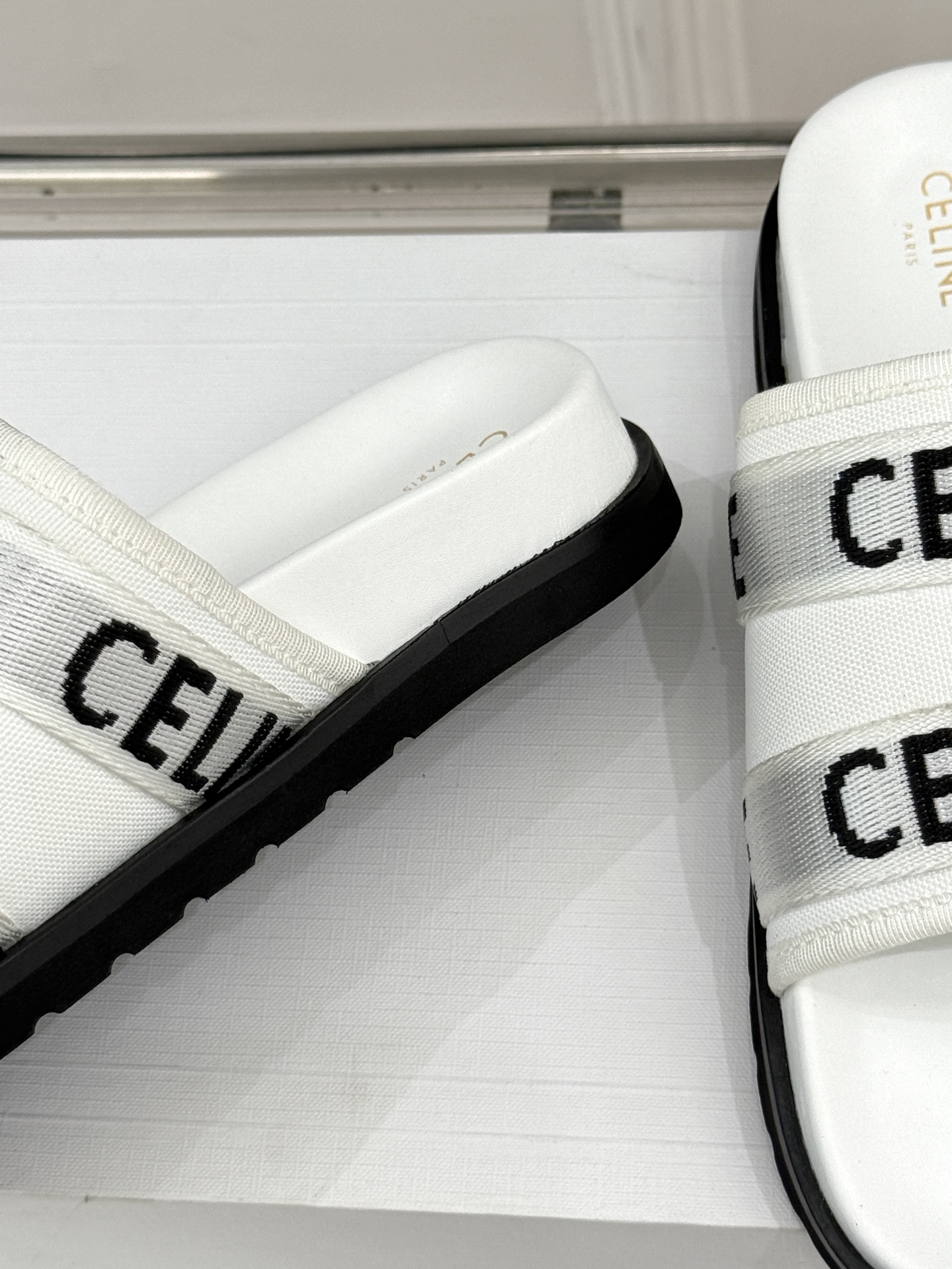 
CELINE/赛琳25W春夏新品
字母厚底懒人拖鞋
时髦精的夏日懒人刚需💫 
黑白棕三色经典耐看
厚底